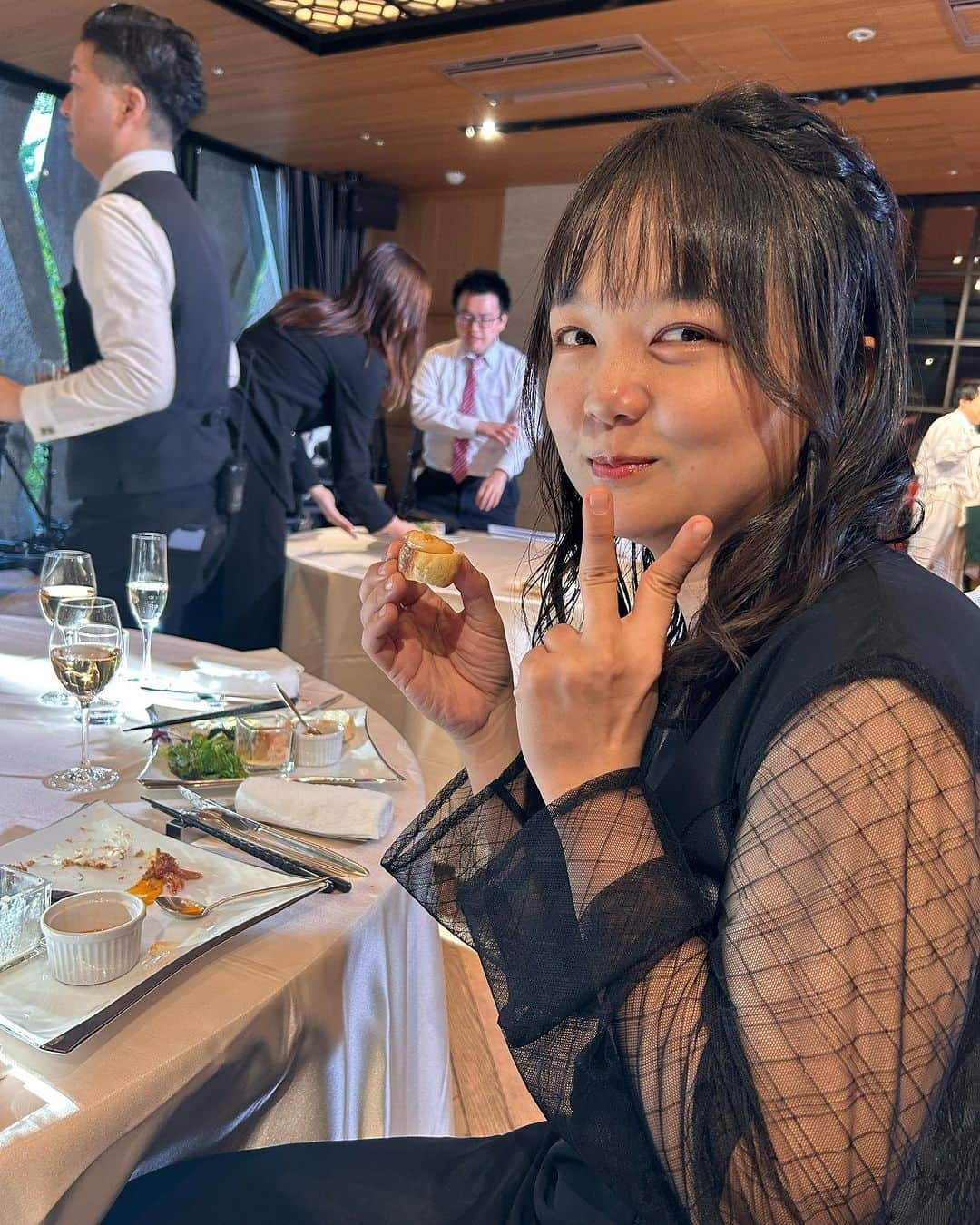 亜生さんのインスタグラム写真 - (亜生Instagram)「霜バラでせいやさんの披露宴やらせてもらいました！ 岩倉ちゃんは普通に感動して、泣いて、お腹減って、収録終わったあと残ってたご飯食べてた。僕も一緒に食べた。 ほんまに披露宴の終わりみたいやった。  #イニミニちゃんねる」11月18日 17時29分 - aseihurricane