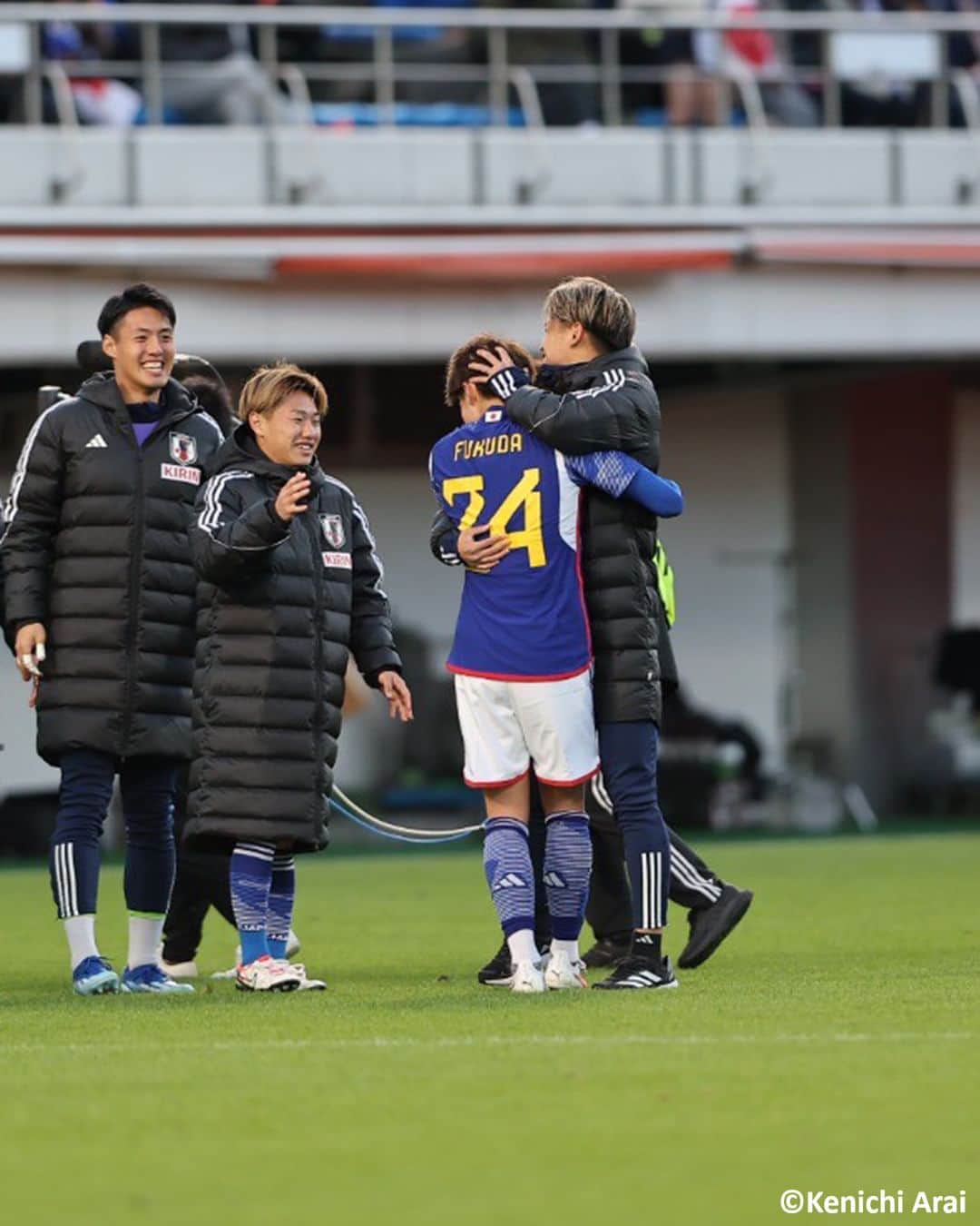 Goal Japanさんのインスタグラム写真 - (Goal JapanInstagram)「🇯🇵 U-22初招集の福田、いきなり結果残す ⚽ U-22アルゼンチン代表戦の86分から途中出場、そのわずか2分後にネットを揺らし #U22日本代表 の5点目を記録した #福田師王。試合後、チームメートたちから祝福受け、笑顔を見せた。(Photo: Kenichi Arai)  #soccer #football #japan #argentina #jfa #daihyo #サッカー #フットボール #サッカー日本代表 #日本代表 #アルゼンチン代表 #⚽」11月18日 17時30分 - goaljapan