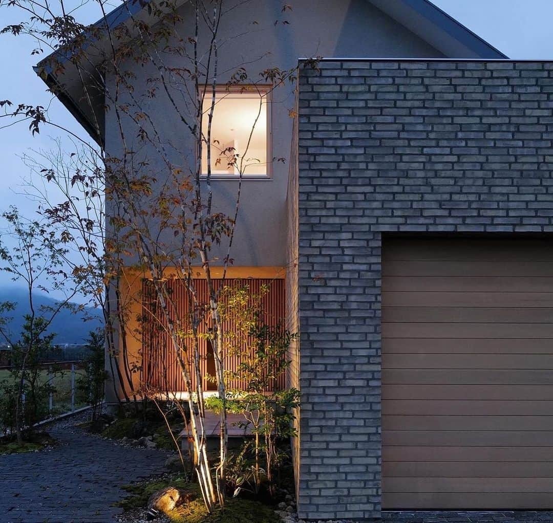 アイトフース | 北欧住宅｜注文住宅｜広島・岡山・山口さんのインスタグラム写真 - (アイトフース | 北欧住宅｜注文住宅｜広島・岡山・山口Instagram)「日本建築の格子を思わせる玄関ファサード。ゆったりとしたアプローチが優しく家族を迎え入れてくれます。昼夜問わず、外から見ても楽しめる住まいをご提案しております。 -  —————————————— top｜@aitohus @aitoliv @aito_sauna ——————————————  -  24h / 360°  全ての空間に、心地よさと愛着を。  アイトフースは、創業時(1995)より 住環境先進国北欧の 「人」が中心という考え方から 生まれるデザインをお手本とし、 同時に古来「庭屋一如」という 日本建築様式を大切に、 和と北欧を融合させた 住宅設計施工を行なっています。  温熱環境によるストレスがなく、 家事労働を1/2以下に軽減し、 自然を身近に感じられる、 そんなゆたかな暮らしをご提案しています。  . #北欧モダン #和と北欧 #ジャパンディ #自然素材の家 #建築 #住宅 #広島注文住宅 #岡山注文住宅 #広島新築 #岡山新築 #そとん壁 #玄関 #玄関ドア #玄関アプローチ #和モダン #外観 #塗り壁 #japanhouse #modernhouse」11月18日 17時30分 - aitohus