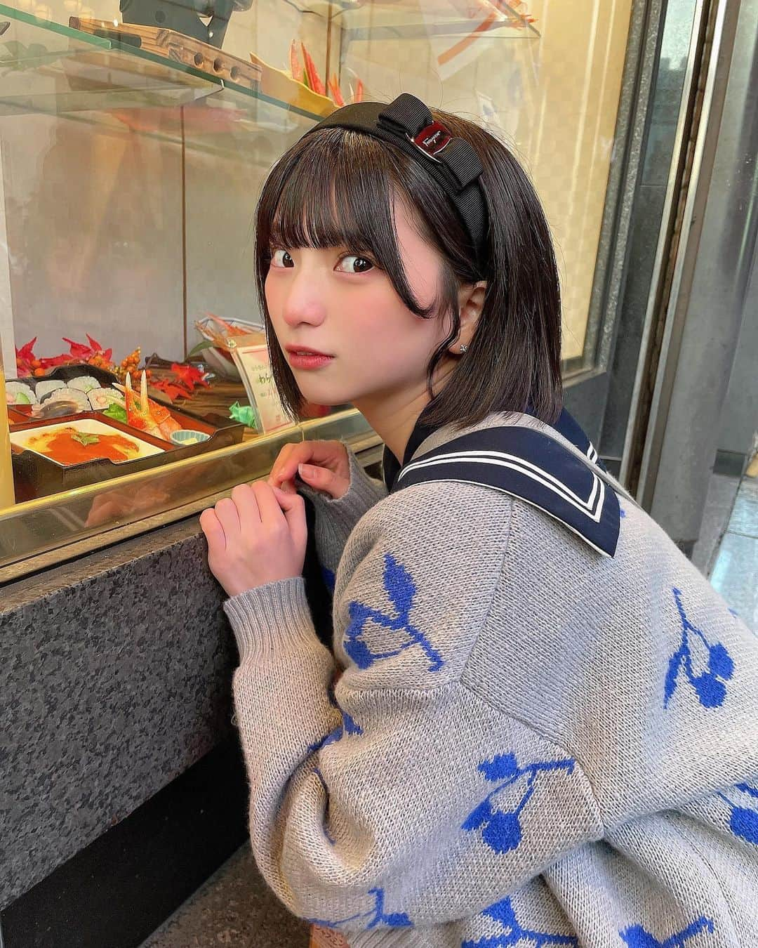 姫野ひなののインスタグラム：「お外寒くて、美味しそうなご飯屋さん眺めてたら撮られてた😂🦀🦀🦀 リボンのカチューシャ可愛い、、ここのお店のアクセサリーずっと欲しかったの🥹💞うれしい、、🥹」