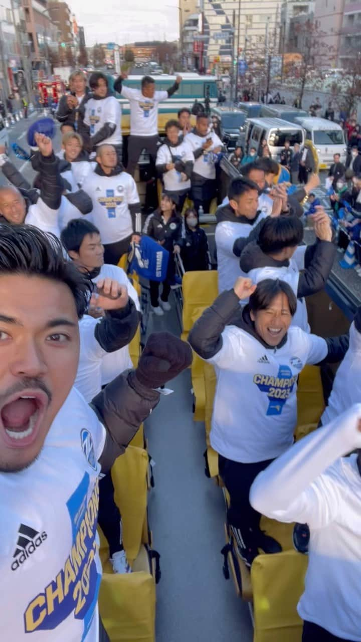 FC町田ゼルビアのインスタグラム：「J2優勝・J1昇格パレード🏆 福井光輝選手のカメラから2号車の様子をどうぞ✨  #ＦＣ町田ゼルビア #zelvia」