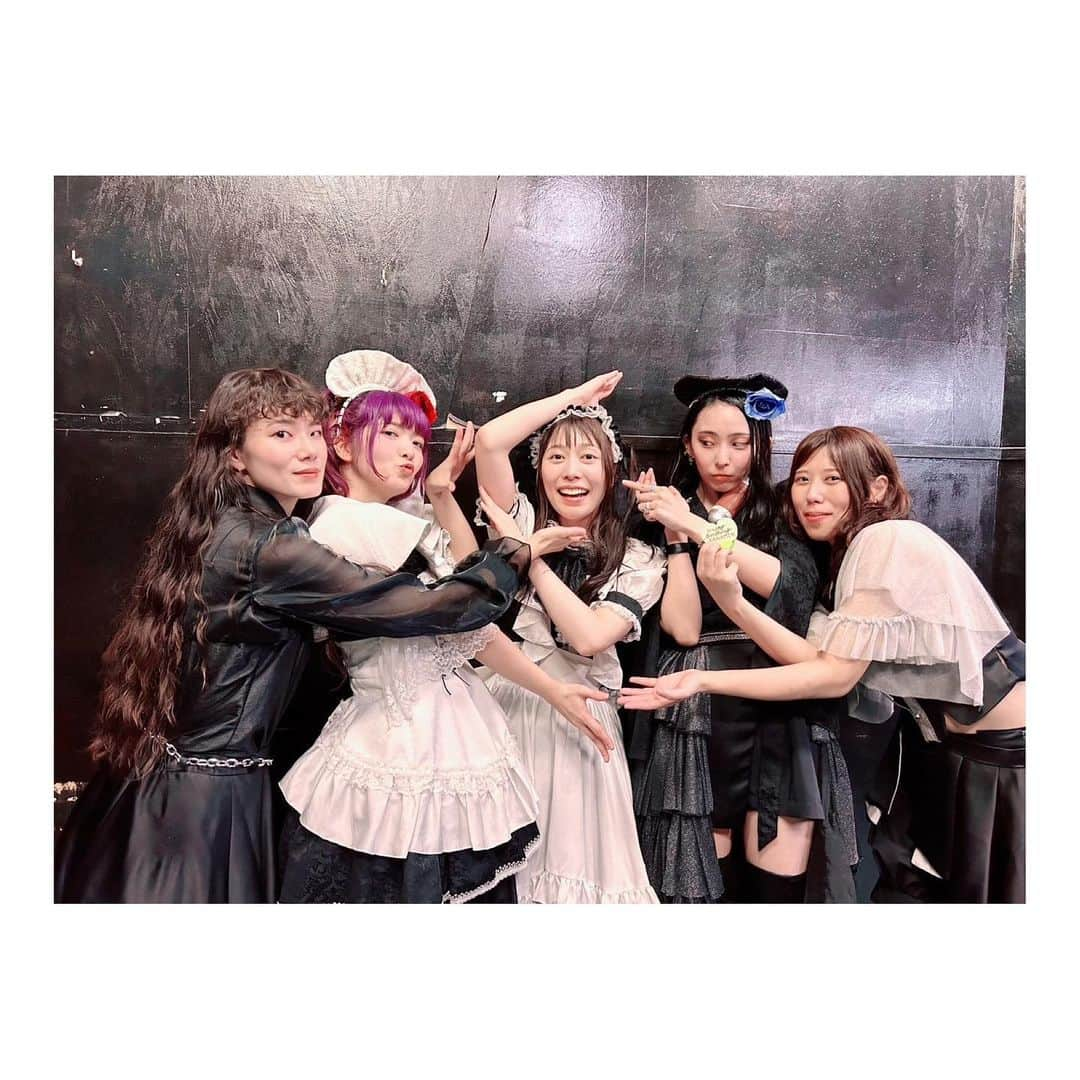 廣瀬茜さんのインスタグラム写真 - (廣瀬茜Instagram)「BAND-MAID 10TH ANNIVERSARY TOUR in JAPAN  2023.9.30@高松MONSTER  28日がお誕生日だったKANAMI🎸 お誕生日おめでとう🥳🎂  みんなでお祝い楽しかったー！ お面まで用意してるの笑ったw  かなみが作る曲で私は日々成長させてもらっています！いつもありがとう！  数年前にもう10年以上の付き合いだね〜早くてビックリだね〜とか話してたけど、一緒にバンド結成してから10年経ったよ！こっちの方がビックリだ！  この先もずっと一緒にいましょうね🫶」11月18日 17時24分 - akane_bandmaid