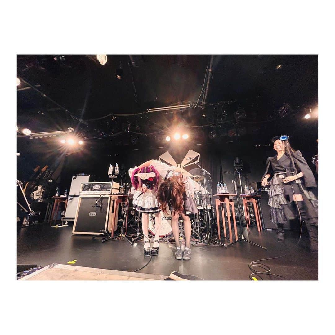 廣瀬茜さんのインスタグラム写真 - (廣瀬茜Instagram)「BAND-MAID 10TH ANNIVERSARY TOUR in JAPAN  2023.9.30@高松MONSTER  28日がお誕生日だったKANAMI🎸 お誕生日おめでとう🥳🎂  みんなでお祝い楽しかったー！ お面まで用意してるの笑ったw  かなみが作る曲で私は日々成長させてもらっています！いつもありがとう！  数年前にもう10年以上の付き合いだね〜早くてビックリだね〜とか話してたけど、一緒にバンド結成してから10年経ったよ！こっちの方がビックリだ！  この先もずっと一緒にいましょうね🫶」11月18日 17時24分 - akane_bandmaid