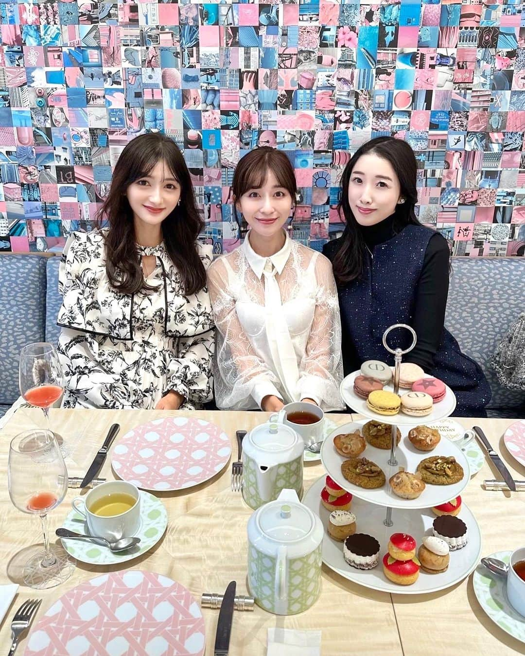 加藤瑠美さんのインスタグラム写真 - (加藤瑠美Instagram)「🫖🧁🪞  大好きなおふたりとCAFÉ DIOR by LADURÉE💘 いつ来ても可愛い空間💭タイプすぎる🥹💕 ハワイと韓国のお土産をいただいて私も海外旅行に行きたくなってしまった🌺🇰🇷  この日のお洋服はSIXでお買い物中にDiorですか？👼と質問していただいた @ladymade_official のワンピース💐 私もdiorっぽいなと思って選んだから嬉しかった…🥹💓  dress @ladymade_official  bag @dior  shoes @chanelofficial  #rubi__restaurant #cafediorbyladuree #diorcafe #ladymade #レディメイド #ママ会 #アフタヌーンティー」11月18日 17時28分 - katorubi