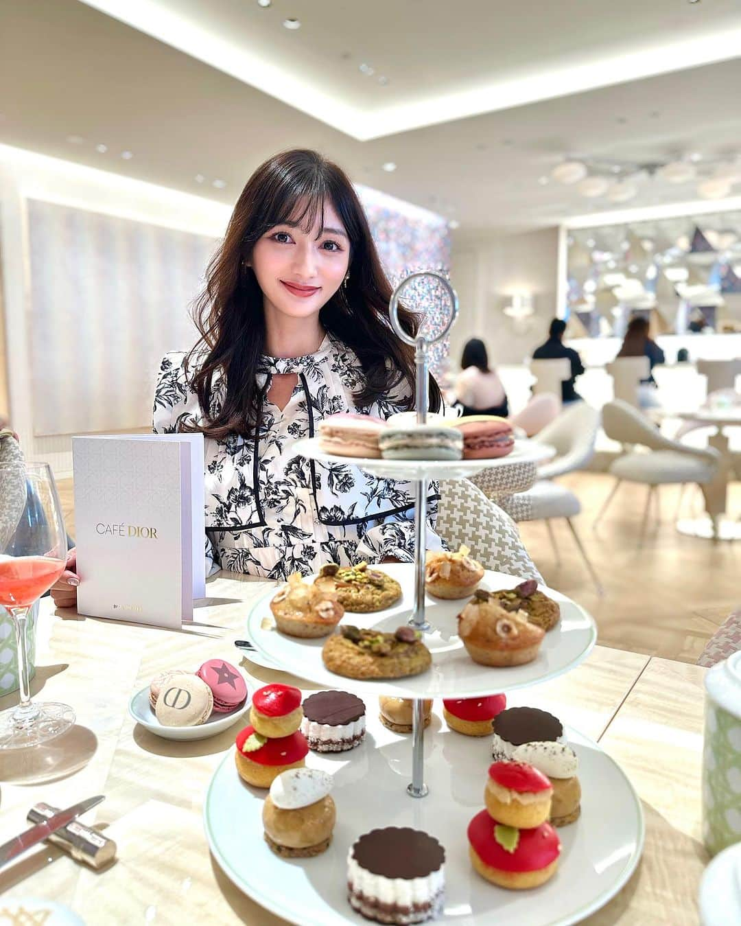 加藤瑠美さんのインスタグラム写真 - (加藤瑠美Instagram)「🫖🧁🪞  大好きなおふたりとCAFÉ DIOR by LADURÉE💘 いつ来ても可愛い空間💭タイプすぎる🥹💕 ハワイと韓国のお土産をいただいて私も海外旅行に行きたくなってしまった🌺🇰🇷  この日のお洋服はSIXでお買い物中にDiorですか？👼と質問していただいた @ladymade_official のワンピース💐 私もdiorっぽいなと思って選んだから嬉しかった…🥹💓  dress @ladymade_official  bag @dior  shoes @chanelofficial  #rubi__restaurant #cafediorbyladuree #diorcafe #ladymade #レディメイド #ママ会 #アフタヌーンティー」11月18日 17時28分 - katorubi