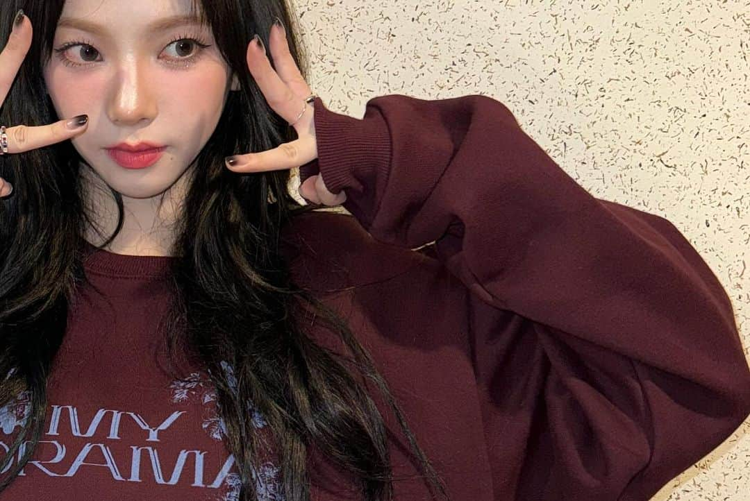 KARINAのインスタグラム：「3주년 축하해 사랑해🩵」