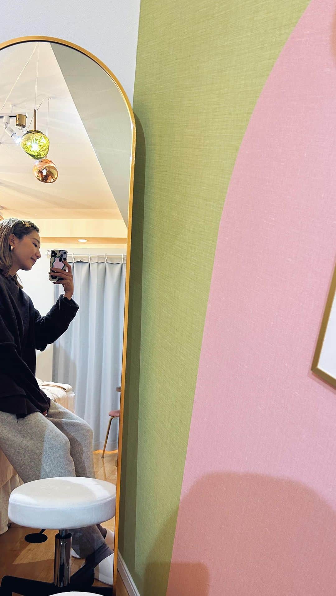 のインスタグラム：「. ずっと行きたかった @megumi.pop のサロン🍋 @salon.pomona   湘南にお店があって 行きたい行きたいと思ってたけど 馬車道、みなとみらい方面にopenしたから早速行ってきたよー‼️ 産後絶対に行きたかった場所なんだ🥹  お店がかわいくてずっとかわいいかわいいって言ってた🥹🩷  背中の凝りをほぐしてくれて 首肩と本当に気持ち良すぎて それにプラスバストアップもしてくれて最高😀 乳腺マッサージは凝り固まってたから痛かったけど終わったらスッキリ！ 一回でもほんと全然ちがう。 ビフォーアフターで感動🥹  ほんと産後ってデコルテから痩せるよね🥲 やっぱプロの手にかかると全然違うね！毎月通ってしまうサロンがまた増えた❤️❤️ ここからどう変化出るのか楽しみです🤝  ナイトブラも予約したし、 もっともっとタンパク質もとらないと🥚　 産後ケア頑張ろうっと🤱  あ、紹介割引もあるみたいだから バストサロン探してる人いたら紹介するし、名前使ってね♡  改めてOPENおめでとう㊗️🩷  . #バストアップ #産後ケア #産後ママ  #馬車道サロン #みなとみらいサロン」