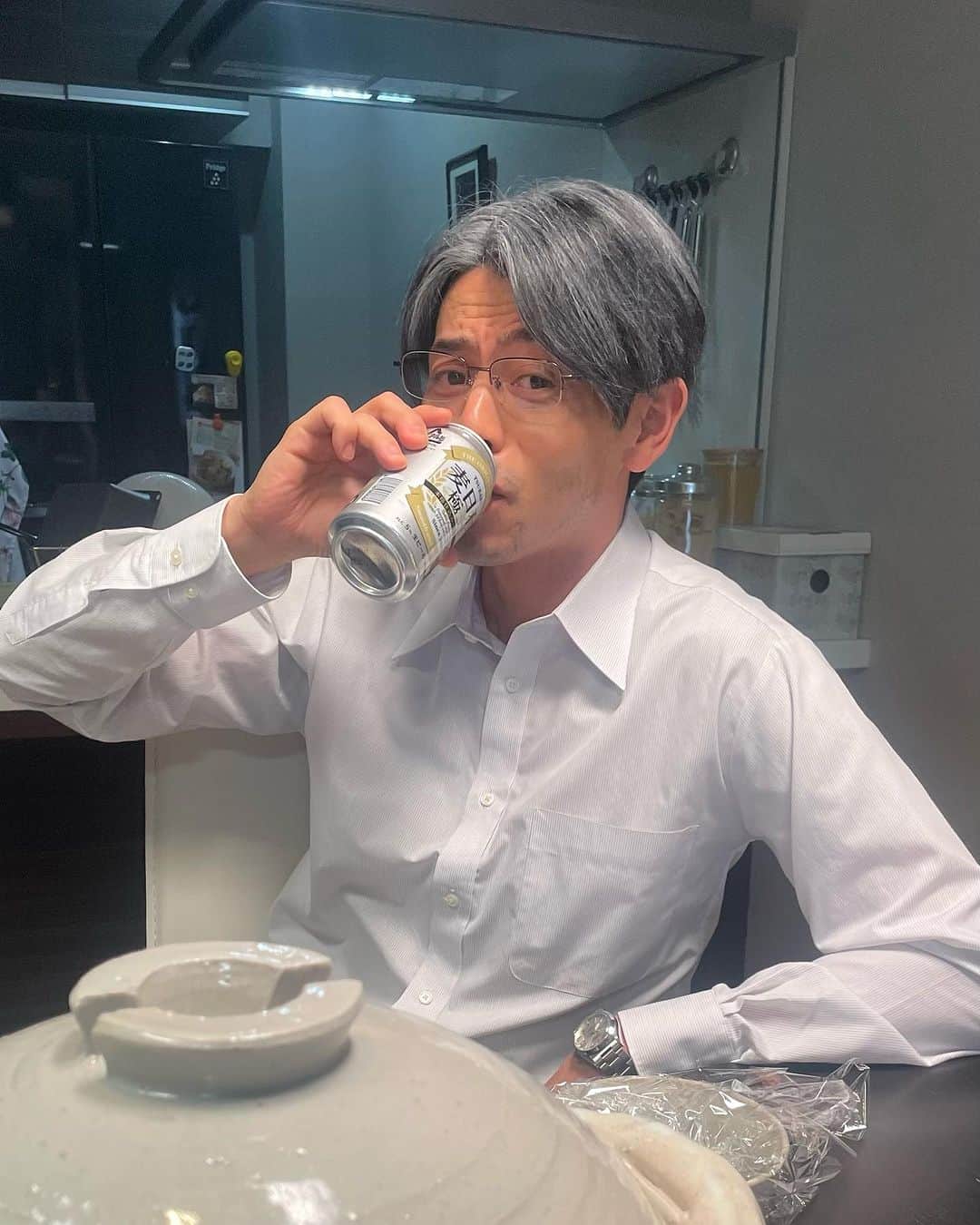 吉沢悠のインスタグラム：「1日働いて“お疲れ様ビール“の那須川店長です。  前回の那須川家では、深愛が家に来るという「地獄の食卓」で終わりました。  今夜の５話では、人間関係がドンドンと複雑に絡み合っていき、抜け出せない“泥濘“にハマっていっています。  今夜も、また大暴れする人物が…。  ドラマはいよいよ〈後半戦〉に突入です！  ーーーーーーーーーーーーーー テレビ朝日 土曜ナイトドラマ 【泥濘の食卓】〜第⑤話〜 @nukarumi_ex  今夜11:30から放送です。  どうぞお楽しみください。  #泥濘の食卓 #齊藤京子 #櫻井海音  #原菜乃華  #戸田菜穂 #筒井真理子 #吉沢悠」