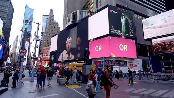 スティーヴ・アオキのインスタグラム：「WOWW thank you so much @youtubemusic!! @ernest we look good up there!! Go stream our new song ‘Us’ on #youtubemusic」