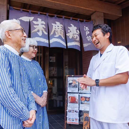 bon ponさんのインスタグラム写真 - (bon ponInstagram)「仙台市若林区の河原町商店街のガイドマップ作成にあたって、私たちを街歩きのモデルとして起用していただきました🚶‍♂️🚶‍♀️  仙台駅から地下鉄南北線で3駅。 駅を出てすぐ、大通りから脇に入るとそこはもう河原町商店街。 スーパー、生活雑貨店、和菓子・洋菓子店、パン屋さん、理髪店に美容院、そしてもちろん飲食店も。 暮らしに必要な様々なお店が軒を連ねる河原町商店街は、いつ来てもどこか懐かしい気持ちにさせてくれる、普段使いの商店街です。  8月下旬に撮影が行われ、河原町商店街のお店を巡りました。 どのお店でも温かく迎えていただき、アットホームで親切な商店街の雰囲気に触れて、とても楽しいひと時を過ごさせていただきました🥰🥰  週末には毎回趣向を凝らしたマルシェも開催されて、多くの人たちで賑わいます。 何度でも訪れたくなる河原町商店街、ガイドマップを片手にぜひ出かけてみてくださいね。  河原町商店街のガイドマップは、制作真っ最中！ 出来上がったら、商店街の各店舗にて配布されます。 配布時には改めてお知らせいたします。どうぞ楽しみにお待ちくださいね😊😊 ・ ・ #河原町商店街振興組合 #河原町商店街 #仙台 #河原町マルシェ #河原町おかん #sendai #夫婦 #60代 #ファッション #コーディネート #リンクコーデ #夫婦コーデ #グレイヘア #白髪 #共白髪 #couple #over60 #fashion #coordinate #instagramjapan #greyhair #grayhair #bonpon #bonpon511」11月18日 8時29分 - bonpon511