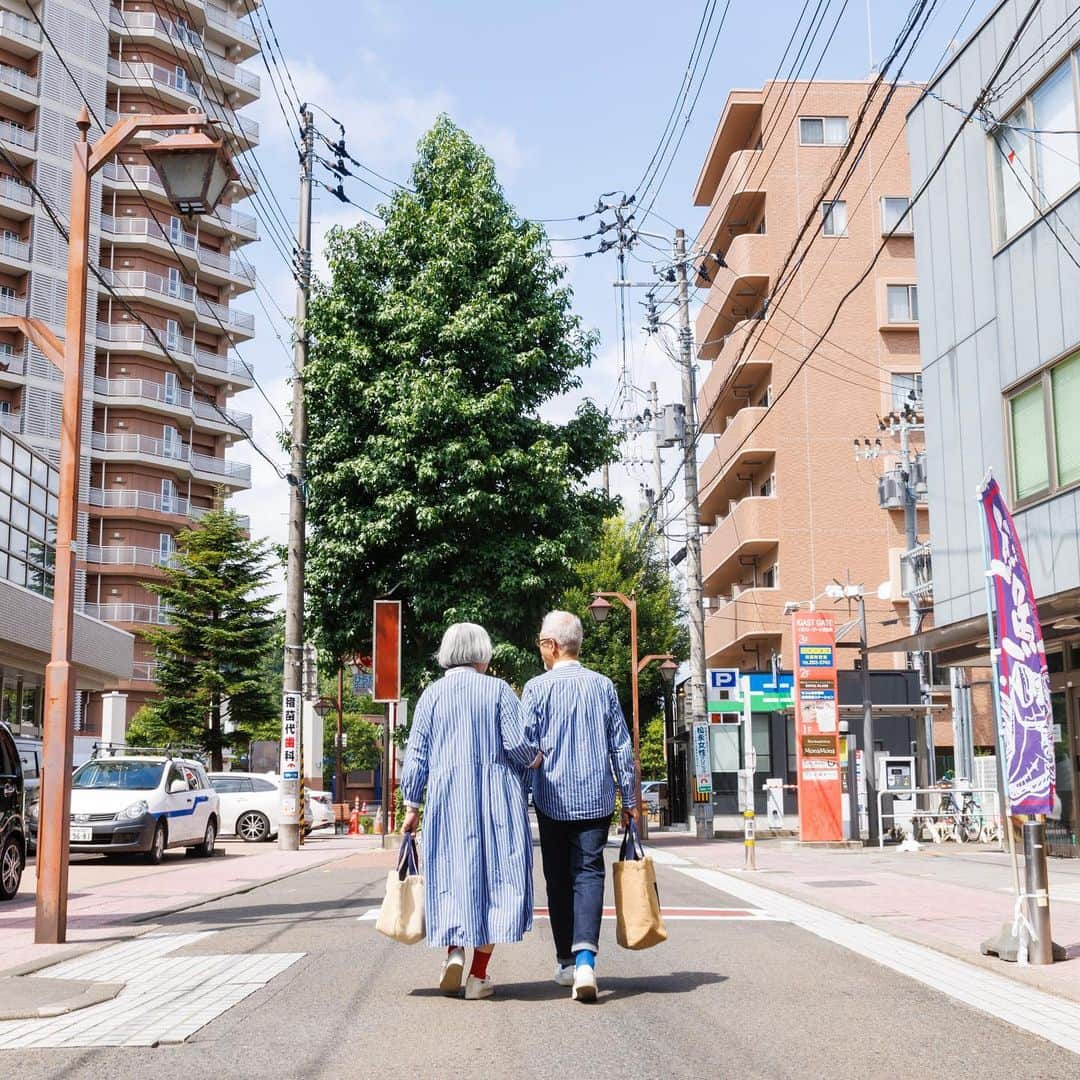 bon ponさんのインスタグラム写真 - (bon ponInstagram)「仙台市若林区の河原町商店街のガイドマップ作成にあたって、私たちを街歩きのモデルとして起用していただきました🚶‍♂️🚶‍♀️  仙台駅から地下鉄南北線で3駅。 駅を出てすぐ、大通りから脇に入るとそこはもう河原町商店街。 スーパー、生活雑貨店、和菓子・洋菓子店、パン屋さん、理髪店に美容院、そしてもちろん飲食店も。 暮らしに必要な様々なお店が軒を連ねる河原町商店街は、いつ来てもどこか懐かしい気持ちにさせてくれる、普段使いの商店街です。  8月下旬に撮影が行われ、河原町商店街のお店を巡りました。 どのお店でも温かく迎えていただき、アットホームで親切な商店街の雰囲気に触れて、とても楽しいひと時を過ごさせていただきました🥰🥰  週末には毎回趣向を凝らしたマルシェも開催されて、多くの人たちで賑わいます。 何度でも訪れたくなる河原町商店街、ガイドマップを片手にぜひ出かけてみてくださいね。  河原町商店街のガイドマップは、制作真っ最中！ 出来上がったら、商店街の各店舗にて配布されます。 配布時には改めてお知らせいたします。どうぞ楽しみにお待ちくださいね😊😊 ・ ・ #河原町商店街振興組合 #河原町商店街 #仙台 #河原町マルシェ #河原町おかん #sendai #夫婦 #60代 #ファッション #コーディネート #リンクコーデ #夫婦コーデ #グレイヘア #白髪 #共白髪 #couple #over60 #fashion #coordinate #instagramjapan #greyhair #grayhair #bonpon #bonpon511」11月18日 8時29分 - bonpon511