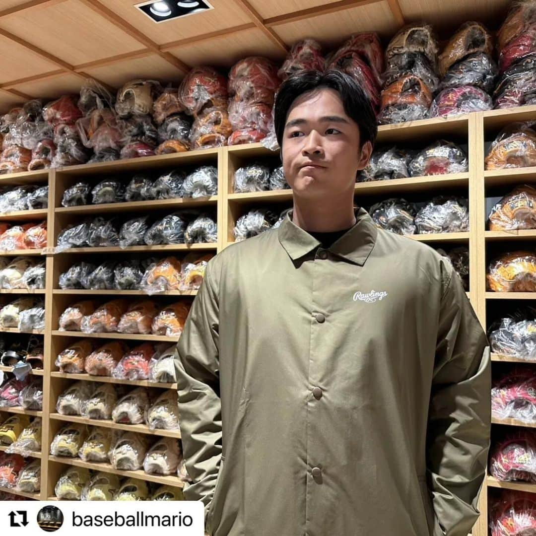 Rawlings Japanさんのインスタグラム写真 - (Rawlings JapanInstagram)「#Repost @baseballmario with @use.repost ・・・ … #ローリングス #Rawlings  #グラウンドレッド シリーズ #GROUNDRED  【コーチジャケット】 オリーブ／ブラック ￥15,180（税込）  人生で起こることは すべて畳の上でも起こる  スポーツもカジュアルに シモキタらしさを。  ※通販サイトからもご購入可能です。 ￣￣￣￣￣￣￣￣￣￣￣￣￣￣ @baseballmario ・ ・ ・ #ちょっとずつ猛進 #知好楽面  #ベースボールマリオ #下北沢 #スポーツマリオ #グラブブルペン #グラブを持って野球専門店に行く文化を作りたい @rawlings_japan_llc」11月18日 8時30分 - rawlings_japan_llc