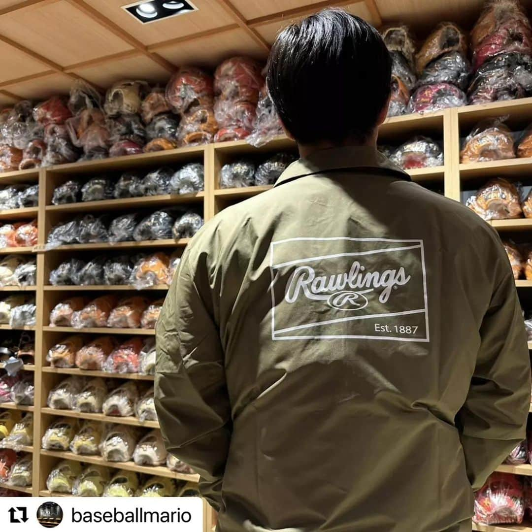 Rawlings Japanさんのインスタグラム写真 - (Rawlings JapanInstagram)「#Repost @baseballmario with @use.repost ・・・ … #ローリングス #Rawlings  #グラウンドレッド シリーズ #GROUNDRED  【コーチジャケット】 オリーブ／ブラック ￥15,180（税込）  人生で起こることは すべて畳の上でも起こる  スポーツもカジュアルに シモキタらしさを。  ※通販サイトからもご購入可能です。 ￣￣￣￣￣￣￣￣￣￣￣￣￣￣ @baseballmario ・ ・ ・ #ちょっとずつ猛進 #知好楽面  #ベースボールマリオ #下北沢 #スポーツマリオ #グラブブルペン #グラブを持って野球専門店に行く文化を作りたい @rawlings_japan_llc」11月18日 8時30分 - rawlings_japan_llc