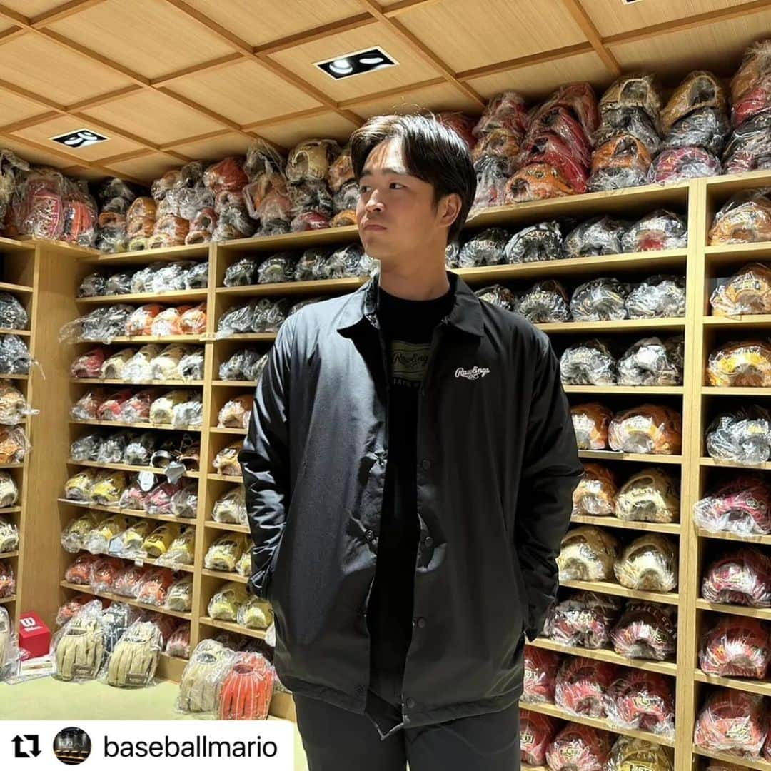 Rawlings Japanさんのインスタグラム写真 - (Rawlings JapanInstagram)「#Repost @baseballmario with @use.repost ・・・ … #ローリングス #Rawlings  #グラウンドレッド シリーズ #GROUNDRED  【コーチジャケット】 オリーブ／ブラック ￥15,180（税込）  人生で起こることは すべて畳の上でも起こる  スポーツもカジュアルに シモキタらしさを。  ※通販サイトからもご購入可能です。 ￣￣￣￣￣￣￣￣￣￣￣￣￣￣ @baseballmario ・ ・ ・ #ちょっとずつ猛進 #知好楽面  #ベースボールマリオ #下北沢 #スポーツマリオ #グラブブルペン #グラブを持って野球専門店に行く文化を作りたい @rawlings_japan_llc」11月18日 8時30分 - rawlings_japan_llc