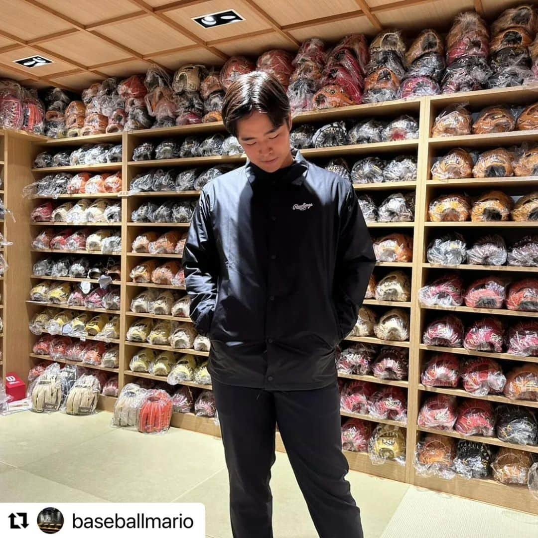 Rawlings Japanさんのインスタグラム写真 - (Rawlings JapanInstagram)「#Repost @baseballmario with @use.repost ・・・ … #ローリングス #Rawlings  #グラウンドレッド シリーズ #GROUNDRED  【コーチジャケット】 オリーブ／ブラック ￥15,180（税込）  人生で起こることは すべて畳の上でも起こる  スポーツもカジュアルに シモキタらしさを。  ※通販サイトからもご購入可能です。 ￣￣￣￣￣￣￣￣￣￣￣￣￣￣ @baseballmario ・ ・ ・ #ちょっとずつ猛進 #知好楽面  #ベースボールマリオ #下北沢 #スポーツマリオ #グラブブルペン #グラブを持って野球専門店に行く文化を作りたい @rawlings_japan_llc」11月18日 8時30分 - rawlings_japan_llc