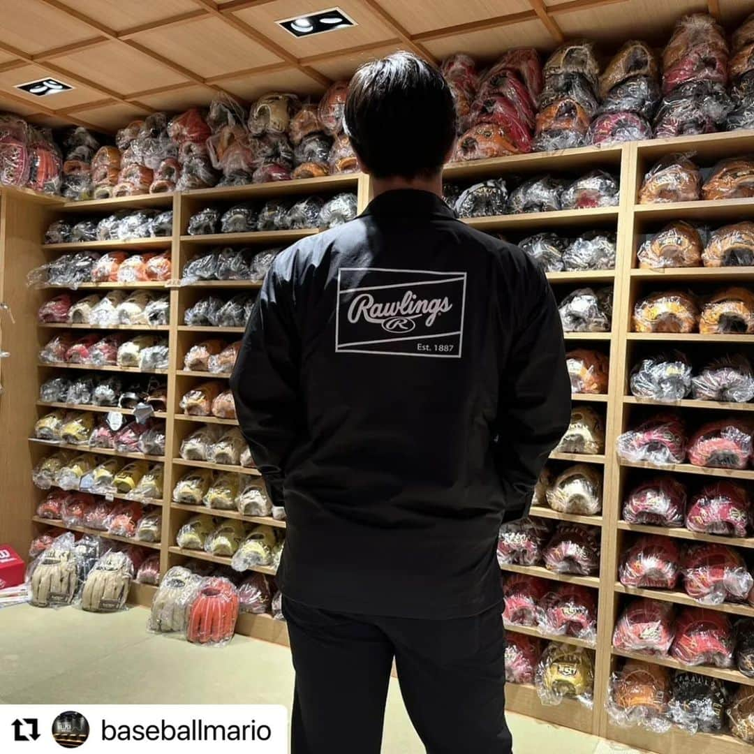 Rawlings Japanさんのインスタグラム写真 - (Rawlings JapanInstagram)「#Repost @baseballmario with @use.repost ・・・ … #ローリングス #Rawlings  #グラウンドレッド シリーズ #GROUNDRED  【コーチジャケット】 オリーブ／ブラック ￥15,180（税込）  人生で起こることは すべて畳の上でも起こる  スポーツもカジュアルに シモキタらしさを。  ※通販サイトからもご購入可能です。 ￣￣￣￣￣￣￣￣￣￣￣￣￣￣ @baseballmario ・ ・ ・ #ちょっとずつ猛進 #知好楽面  #ベースボールマリオ #下北沢 #スポーツマリオ #グラブブルペン #グラブを持って野球専門店に行く文化を作りたい @rawlings_japan_llc」11月18日 8時30分 - rawlings_japan_llc