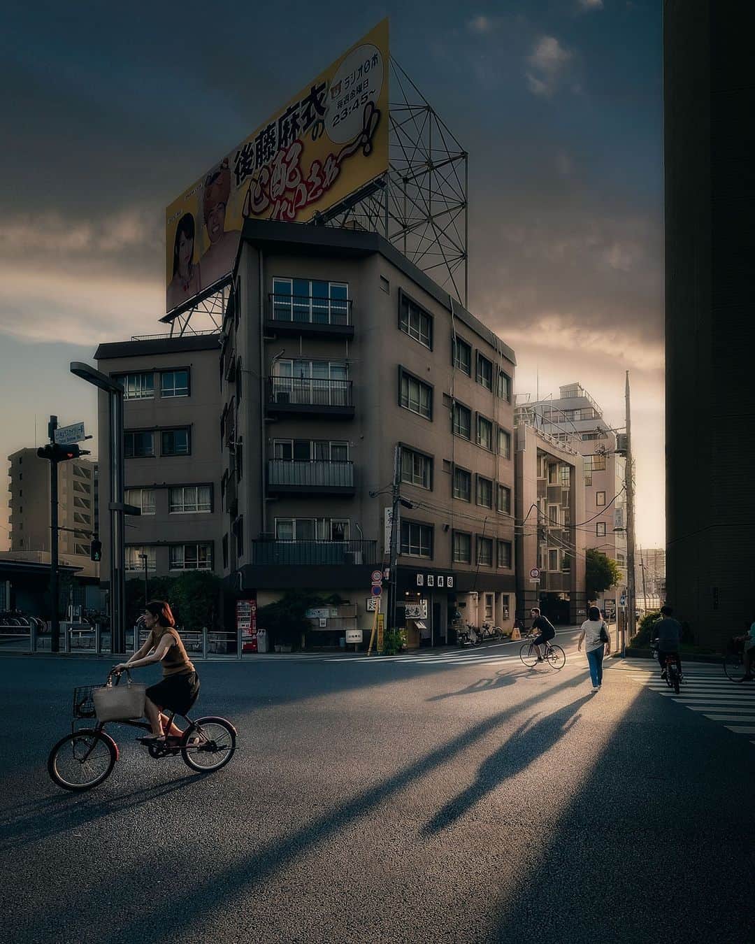 Nikon Australiaさんのインスタグラム写真 - (Nikon AustraliaInstagram)「Adding scale and perspective within a photograph can elevate any scene, and this is certainly the case for @anton.wilk's work as he transforms the city into cinematic masterpieces.  "In the streets, I prefer my subjects (people) to maintain a specific distance from where I am shooting. My intention is to showcase the scale of the environment in relation to the human element.   My preferred time frames for capturing the environment are from the golden hour to nighttime. During these hours, many distracting elements can be concealed, enabling me to emphasize the essential aspects of the scene. As someone once told me, 'nighttime hides the sins,' referring to how it obscures unattractive details."  Photo by @anton.wilk  📸 Z 6 and D750  #Nikon #NikonAustralia #MyNikonLife #NikonCreators #NIKKOR #Zseries #StreetPhotography #CityscapePhotography #Australia」11月18日 8時30分 - nikonaustralia