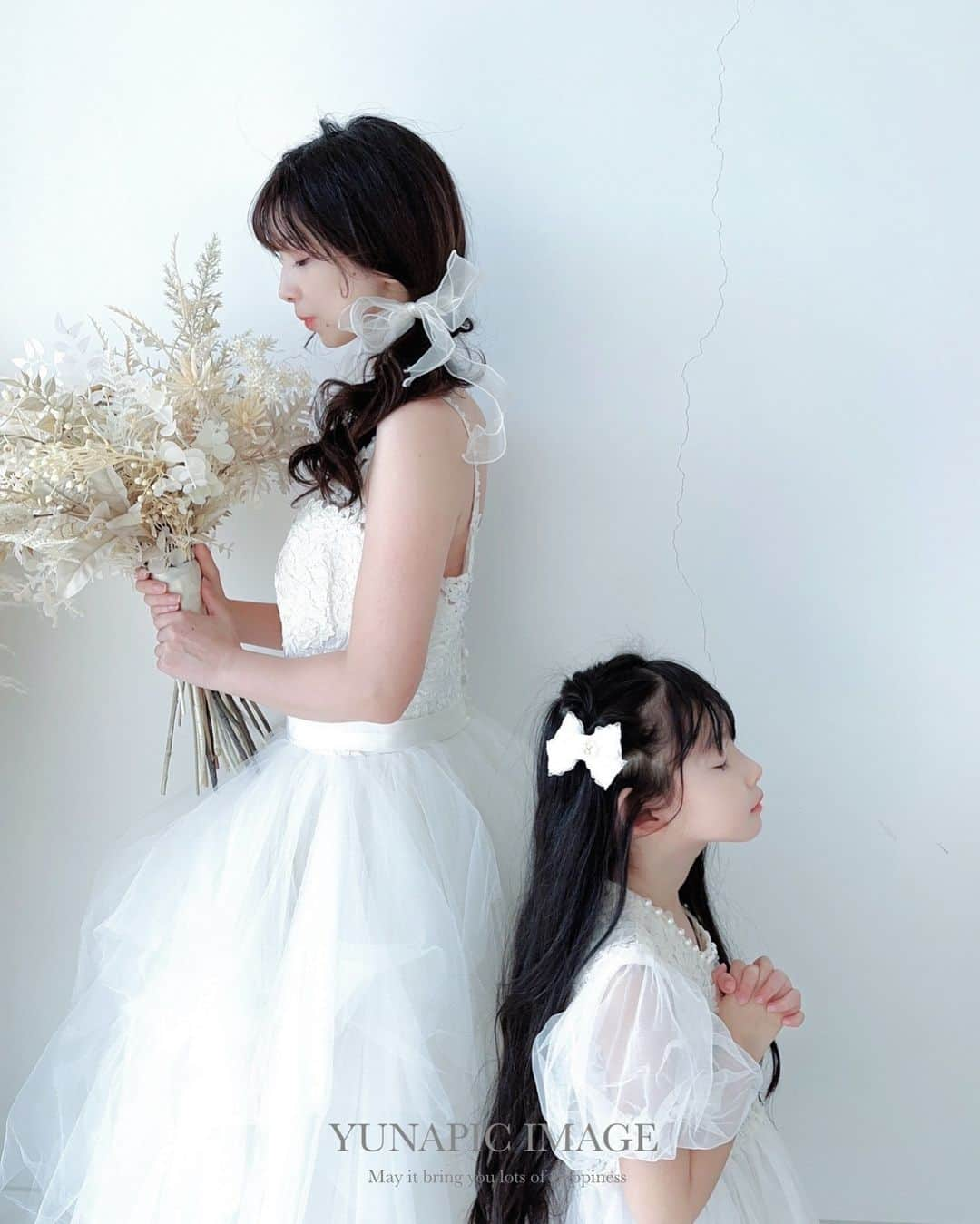 yunappleeeさんのインスタグラム写真 - (yunappleeeInstagram)「𐬹 𐬹  Parent and child photo  model @mokaapp  bouquet @dropsbox_bouquet  tomoka hair @kousukekawaguti  photo @yunappleee  #ゆなぴく 撮影ご依頼はDMまで𓂃❋  #撮影 #福岡#fukuoka#名古屋#岐阜 #撮影モデル #写真好きな人と繋がりたい#前撮り#wedding#ブライダル#作品撮り#被写体募集#fashion#親子フォト」11月18日 8時32分 - yunappleee