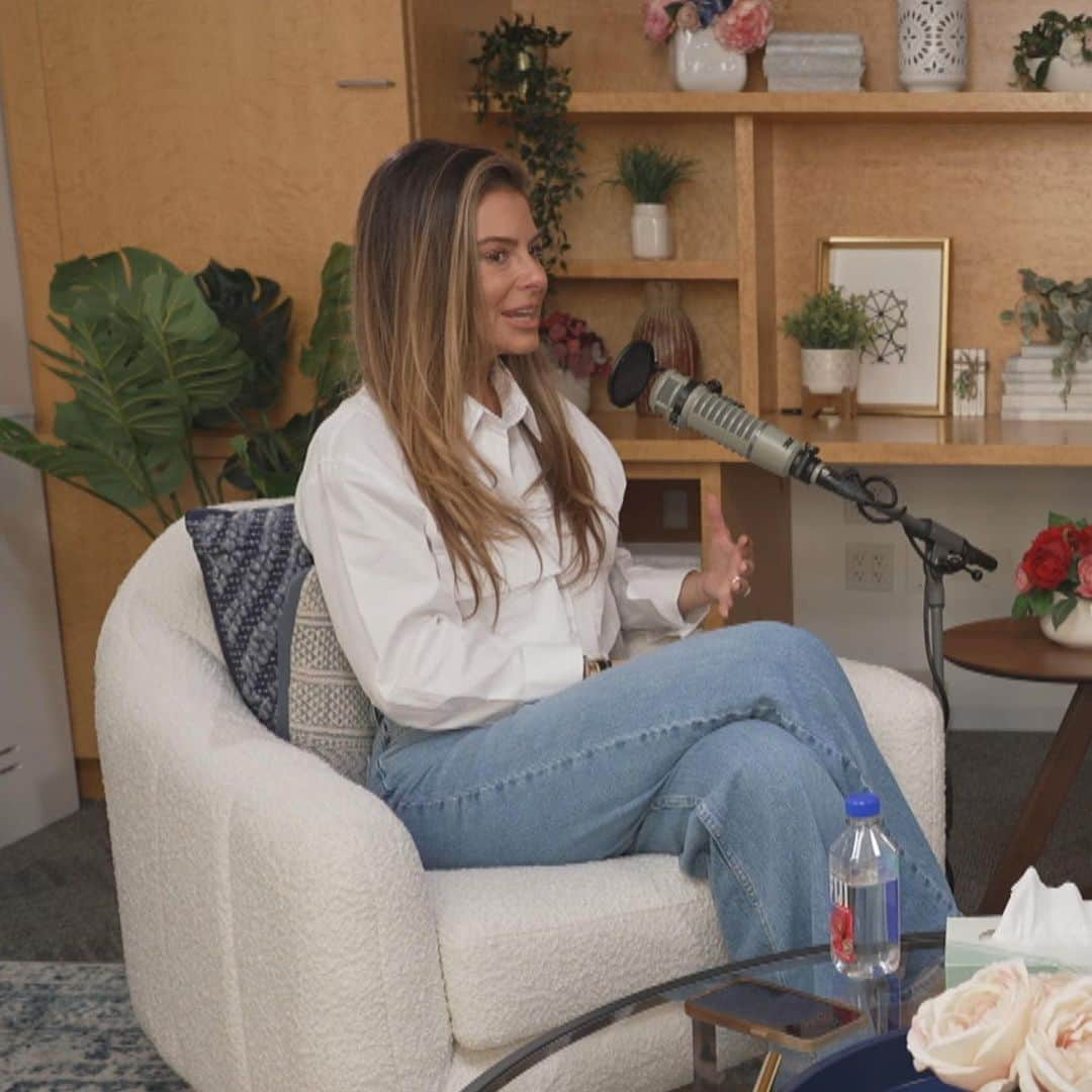 マリア・メノウノスさんのインスタグラム写真 - (マリア・メノウノスInstagram)「I was so honored to join @hodakotb for the new season of her podcast Making Space! We talk about my health journey, motherhood, and so much more.  With all of the craziness I've experienced in my health journey, the most important thing I've learned and want to share with others is to be the CEO of your health. I started @healsquad to help people get access to the best information, top doctors, renowned healers, and top people in all areas of life so we can get better. Doctors are amazing, but so often overwhelmed and don't have a lot of time with us. That's why taking action in being the CEO of our health, keeping records of what we're experiencing, and being persistent when we know something is wrong is necessary. I know it can be scary to speak up, but we have to advocate for ourselves and I really want to help people find their voice and take control of their health 🤍」11月18日 8時34分 - mariamenounos