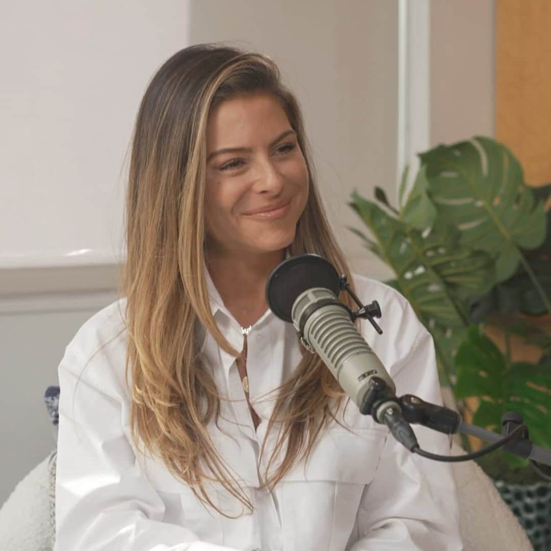 マリア・メノウノスのインスタグラム：「I was so honored to join @hodakotb for the new season of her podcast Making Space! We talk about my health journey, motherhood, and so much more.  With all of the craziness I've experienced in my health journey, the most important thing I've learned and want to share with others is to be the CEO of your health. I started @healsquad to help people get access to the best information, top doctors, renowned healers, and top people in all areas of life so we can get better. Doctors are amazing, but so often overwhelmed and don't have a lot of time with us. That's why taking action in being the CEO of our health, keeping records of what we're experiencing, and being persistent when we know something is wrong is necessary. I know it can be scary to speak up, but we have to advocate for ourselves and I really want to help people find their voice and take control of their health 🤍」