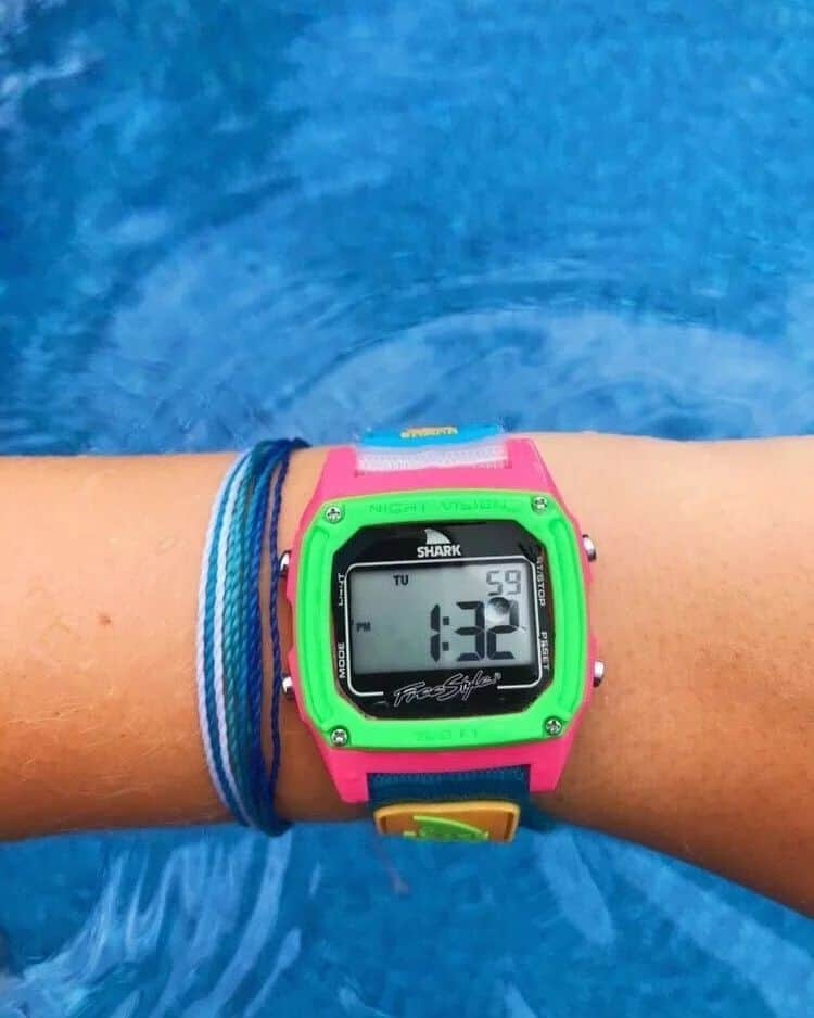 フリースタイルのインスタグラム：「Make waves with @freestylewatches - whether you're lounging poolside or plunging into the deep end 🌊   🦈: #sharkwatch Black/Neon 📷: @madeline.j0nes _ #myfreestylewatch #watchpics #watchshot #poolview #swimtime #pooldays #watchgeek #endlesssummer」