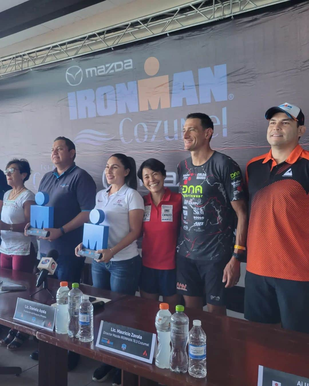 上田藍さんのインスタグラム写真 - (上田藍Instagram)「. 🇲🇽　🇲🇽　🇲🇽　🇲🇽　🇲🇽　🇲🇽  press conference.🎤🎤🎤🎤✨  It is an honor to meet all of you who support IRONMAN COZUMEL and all of the contestants.  And I am grateful to be able to participate in this memorable 15th Cozumel tournament.🤗✨  今日は、トライアスロンメキシコから記者会見への出席依頼をいただき、レースの意気込みや、今年で15回目を迎えるこの美しいアイアンマンコスメル大会に出場をできることの喜びなどをお伝えさせて頂きました。  大会を支えてくださるスタッフの皆さんや、出場するプロカテゴリーの選手の皆さんと交流をもつことができ、ありがたかったです🍀  引き続き、丁寧に仕上げていきたいと思います🙌☀️  🌟11月19日(日) 🇲🇽7時02分・女子プロスタート(日本時間🇯🇵21時02分) 皆さん！応援パワーを宜しくお願いいたします🌟  感謝🌿  #triathlonmexico 🇲🇽 #ironmancozmel #triathlon  #アイアンマン #コスメル🛳️🛳️✨ #トライアスロン #上田藍 #感謝❤️」11月18日 8時38分 - ai_love_tri