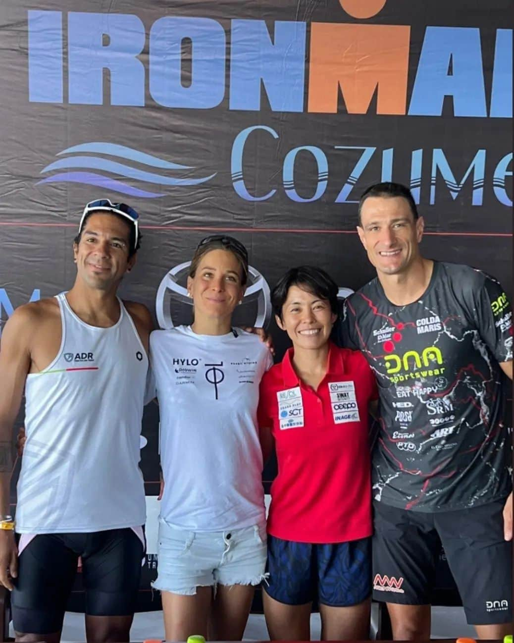 上田藍さんのインスタグラム写真 - (上田藍Instagram)「. 🇲🇽　🇲🇽　🇲🇽　🇲🇽　🇲🇽　🇲🇽  press conference.🎤🎤🎤🎤✨  It is an honor to meet all of you who support IRONMAN COZUMEL and all of the contestants.  And I am grateful to be able to participate in this memorable 15th Cozumel tournament.🤗✨  今日は、トライアスロンメキシコから記者会見への出席依頼をいただき、レースの意気込みや、今年で15回目を迎えるこの美しいアイアンマンコスメル大会に出場をできることの喜びなどをお伝えさせて頂きました。  大会を支えてくださるスタッフの皆さんや、出場するプロカテゴリーの選手の皆さんと交流をもつことができ、ありがたかったです🍀  引き続き、丁寧に仕上げていきたいと思います🙌☀️  🌟11月19日(日) 🇲🇽7時02分・女子プロスタート(日本時間🇯🇵21時02分) 皆さん！応援パワーを宜しくお願いいたします🌟  感謝🌿  #triathlonmexico 🇲🇽 #ironmancozmel #triathlon  #アイアンマン #コスメル🛳️🛳️✨ #トライアスロン #上田藍 #感謝❤️」11月18日 8時38分 - ai_love_tri