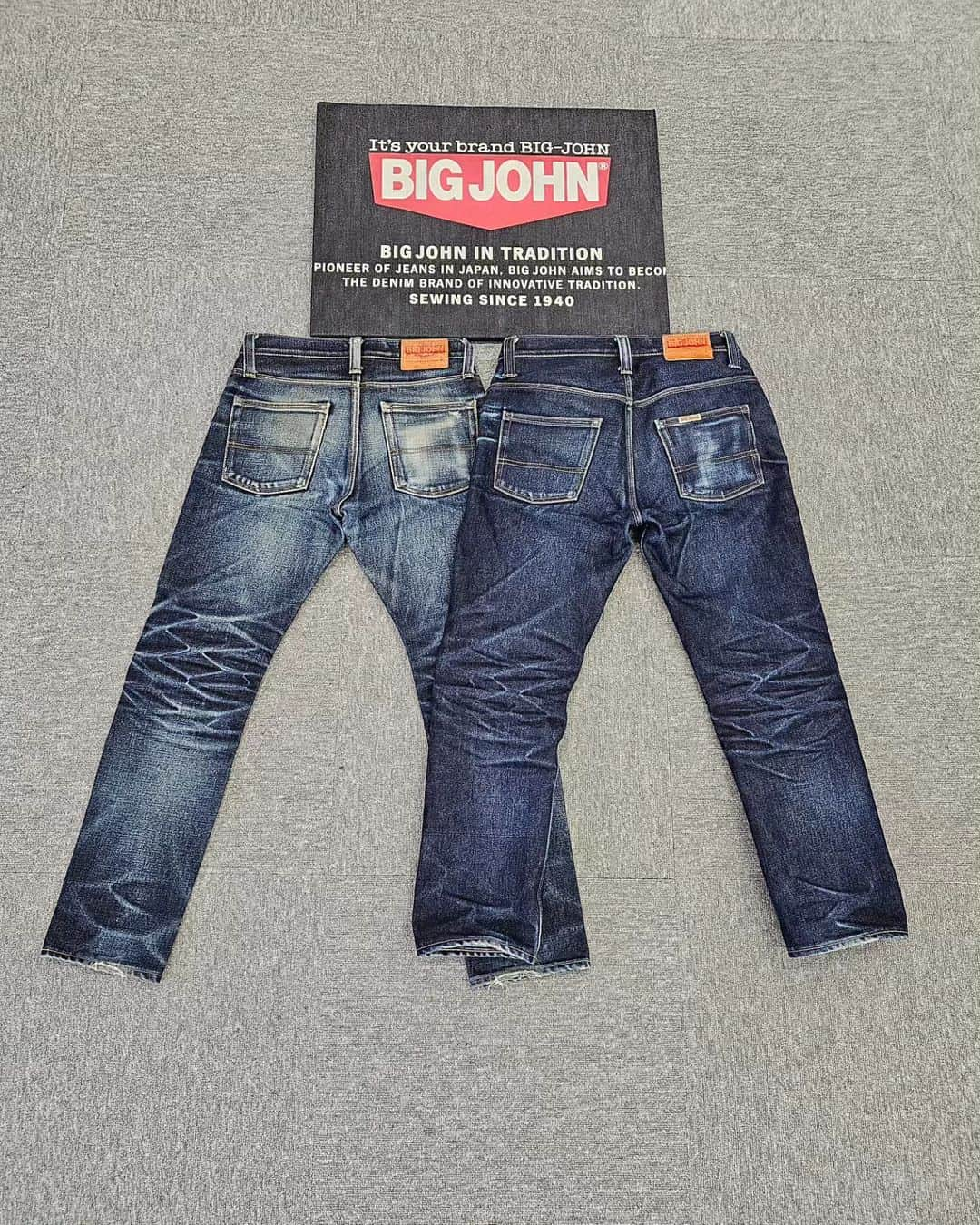 BIG JOHNさんのインスタグラム写真 - (BIG JOHNInstagram)「スタッフのRARE LOVEです。 M104G(23oz Regular Straight) 25,000円(税込27,500円)、30in穿き込み232日目となります。  左:M106G(23oz) 29in 366日着用保管中 右:M104G(23oz) 30in 本日で232日着用 今回で23oz 4着目の穿き込みとなります。  🌟M106G  29in  366日　保管中🌟 2019.3.1～2020.2.29  着用前日水洗い→3か月後水洗い→4か月後水洗い→5か月後水洗い後保管　　全て10分間.天日干し  ❇️M104G(Regular Straight)  30in 232日目❇️ 着用前日までに水洗い10分間　天日干し→裾上げ 2023.4.1～ 2023.7.31 ぬるま湯に5分浸しなが圧し洗い+水洗い10分、天日干し 2023.10.31 ぬるま湯に5分浸しながら圧し洗い+水洗い10分、天日干し  ◽️A pioneer in Japanese Jeans   -BIG JOHN-    from KOJIMA to the world ◽️  RARE LOVE (staff)  Thank you for checking our posts 🙏  LEFT:  M106G (23oz) 29in 〈Day366 and now during storage〉  RIGHT: M104G(23oz) 30in 〈Day 232〉   #bigjohnjeans#deim#denimhead #23oz#穿き込み#23オンス#denimfades#rawdenim#selvage#selvagedenim　#ヘビーオンス#国産ジーンズ#児島ジーンズ　#Japanesedenim #kojima#ビッグジョン#denimstyle #ビッグジョンジーンズ#デニム#国産#denimjeans#児島#365daysoffade #エイジング#経年変化#レアジーンズ#drydenim#japandenim#denimlovers#denimporn」11月18日 8時39分 - bigjohnjeans