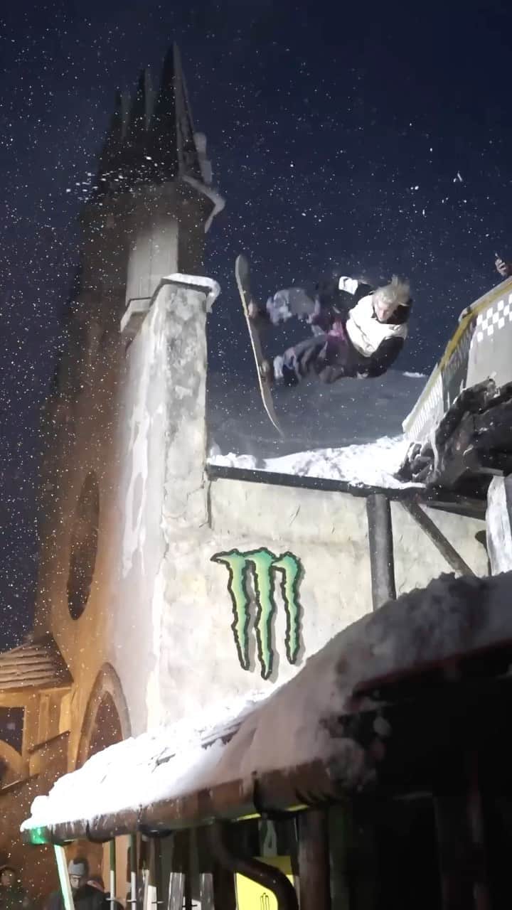 モンスターエナジーのインスタグラム：「CASTLE CHAOS 🏰 @DIYX_Strt_Jam LFG!  #MonsterEnergy #Snow #Snowboard #ActionSports」
