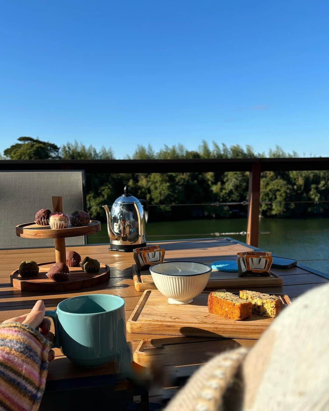 森星さんのインスタグラム写真 - (森星Instagram)「------- @airbnb との開放的な旅を通して、改めて日本各地の風土の恵みに触れる機会を頂きました🦋 千葉県いすみ市の川沿いのヴィラでは、鳥の鳴き声と水の流れる音に耳を傾けて、朝起きると時雨で湿った草木が青々して、虹が出ていました。海沿いでの乗馬、ひんやり冷たくなった潮風を浴びながら心身ともに調和。  So excited to explore Japan and its unique spiritual and natural features with @airbnb 🦋 Thank you for the stay and this wonderful journey! -------」11月18日 8時43分 - hikari