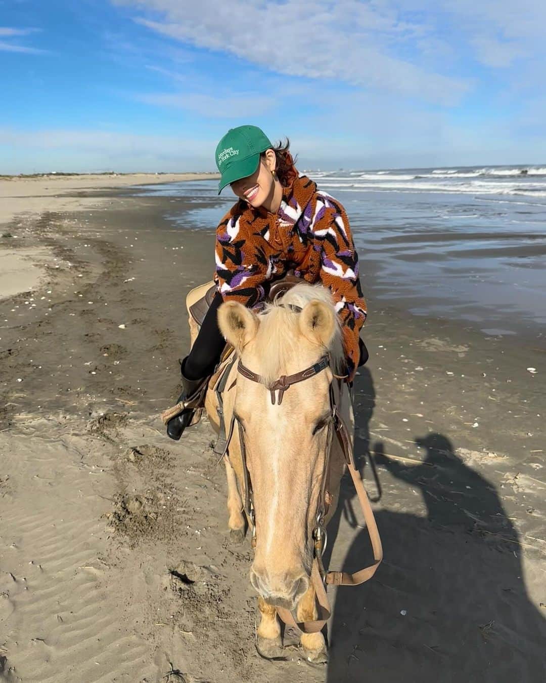 森星さんのインスタグラム写真 - (森星Instagram)「------- @airbnb との開放的な旅を通して、改めて日本各地の風土の恵みに触れる機会を頂きました🦋 千葉県いすみ市の川沿いのヴィラでは、鳥の鳴き声と水の流れる音に耳を傾けて、朝起きると時雨で湿った草木が青々して、虹が出ていました。海沿いでの乗馬、ひんやり冷たくなった潮風を浴びながら心身ともに調和。  So excited to explore Japan and its unique spiritual and natural features with @airbnb 🦋 Thank you for the stay and this wonderful journey! -------」11月18日 8時43分 - hikari