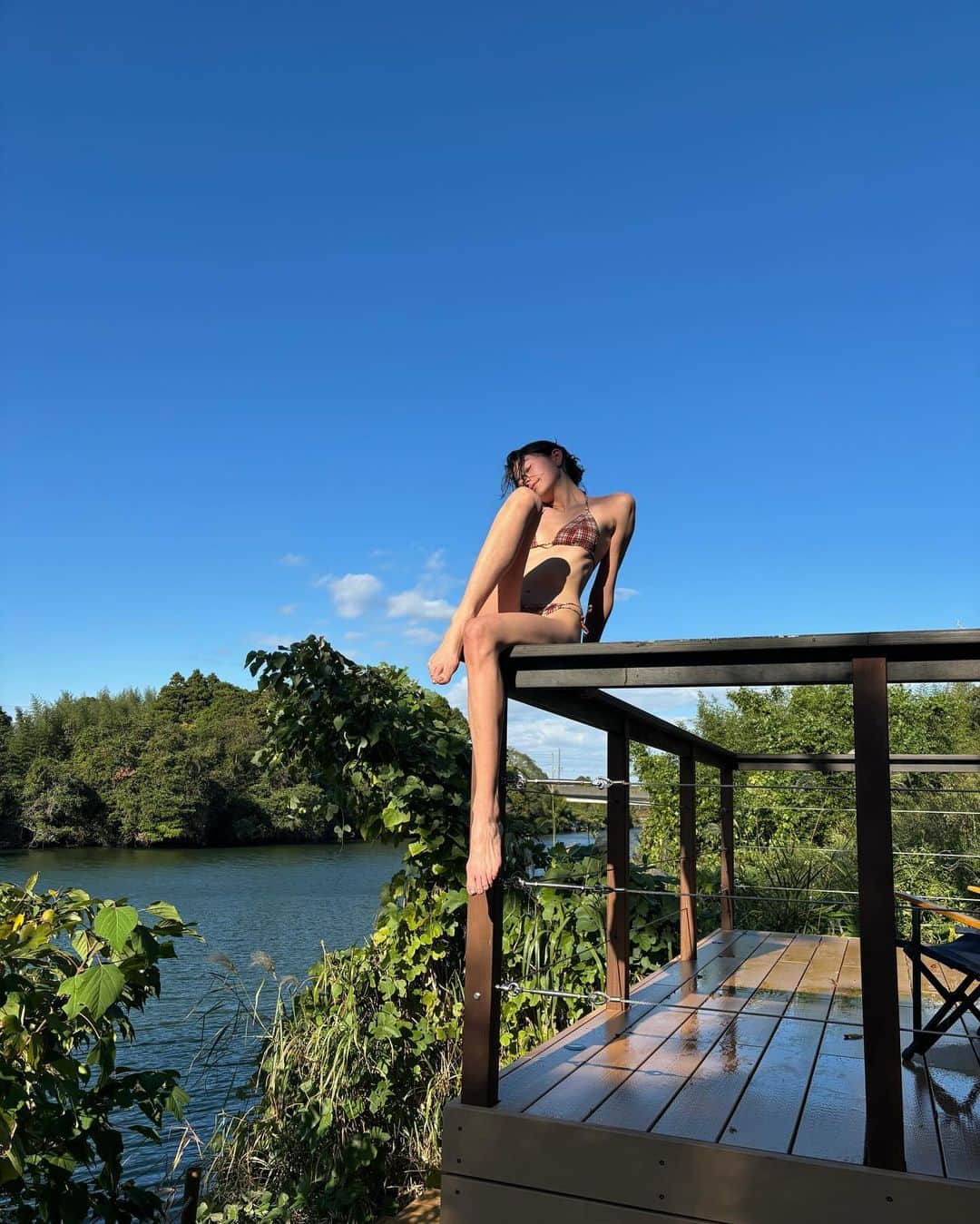 森星のインスタグラム：「------- @airbnb との開放的な旅を通して、改めて日本各地の風土の恵みに触れる機会を頂きました🦋 千葉県いすみ市の川沿いのヴィラでは、鳥の鳴き声と水の流れる音に耳を傾けて、朝起きると時雨で湿った草木が青々して、虹が出ていました。海沿いでの乗馬、ひんやり冷たくなった潮風を浴びながら心身ともに調和。  So excited to explore Japan and its unique spiritual and natural features with @airbnb 🦋 Thank you for the stay and this wonderful journey! -------」