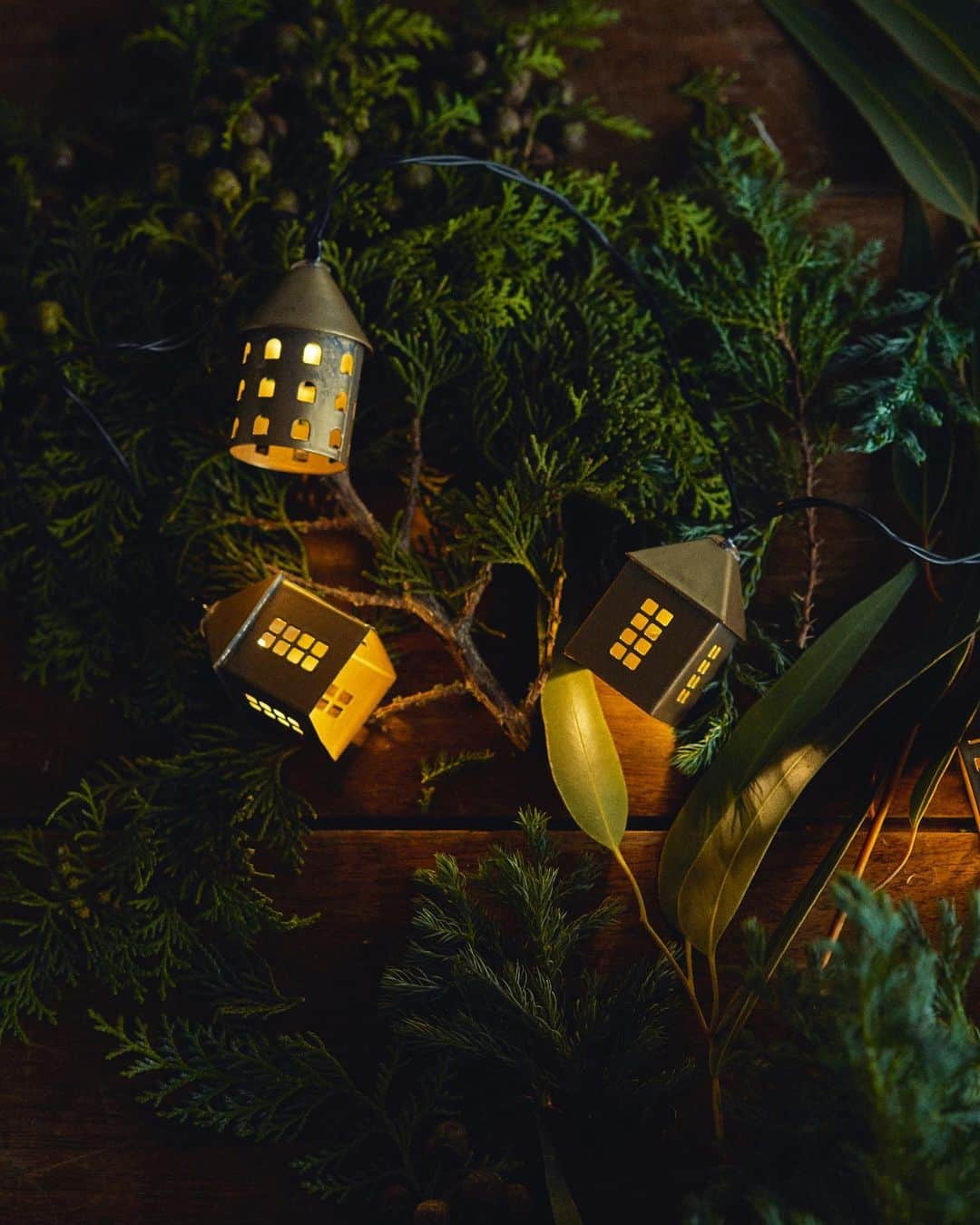 オルネ ド フォイユさんのインスタグラム写真 - (オルネ ド フォイユInstagram)「オルネのクリスマス準備🎄  待ち遠しいクリスマスにむけて お部屋のデコレーション始めませんか？✨  LEDガーランドを１つ飾るだけでも 一気にムードを高めてくれますよ。  海外では クリスマス４週間前の日曜日からの期間を アドベントと呼び、ツリーやリースを飾ったり シュトーレンを食べたりして クリスマスまでの期間を楽しみながら過ごします。  クリスマスをワクワクしながら 待っているのは私たちも同じですよね⛄️  クリスマス準備を楽しむ様子を オンラインショップで公開中です！  続きは『オルネのノエル準備の9日間』を ご覧ください🧶 → @ornedefeuilles  #オルネのノエル #クリスマス準備 #ornedefeuilles #オルネドフォイユ」11月18日 12時10分 - ornedefeuilles