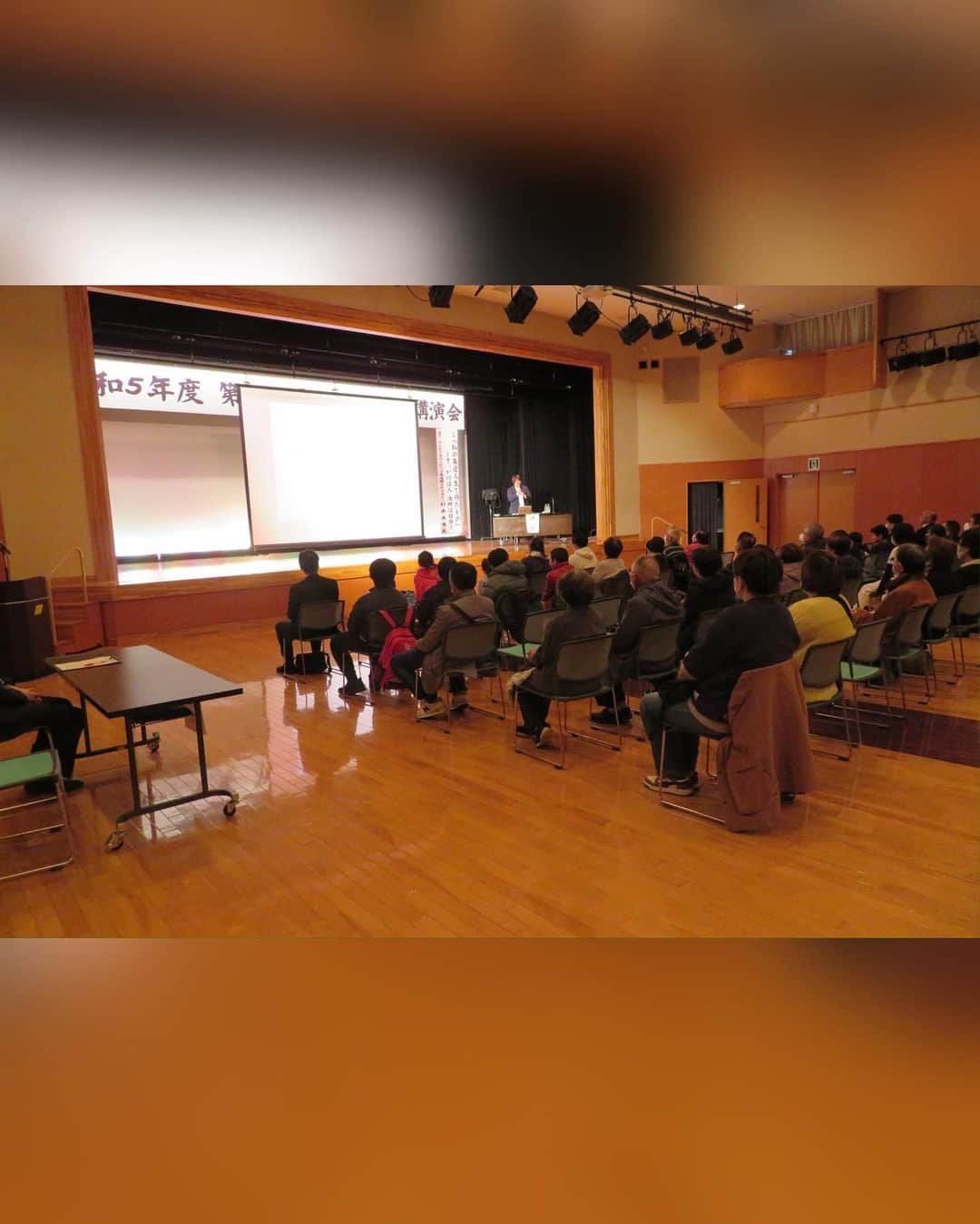 杉本美香さんのインスタグラム写真 - (杉本美香Instagram)「✈️⛄️ 　 北海道厚沢部町で 講演と柔道教室をさせていただきました☺️ 　 初雪が降る中、町内の方々や柔道関係の方々が 講演を聞きに来てくださり、柔道教室では 1時間かけて駆け付けてくださった団体様にも お会い出来ました🥹✨  短い交流時間となりましたが、 私が元気をもらっちゃった時間でした🥰 　 子供たちは小内という名のスネキック、 私の足を踏みながら背負投に入ってくる子と、 一生懸命な柔道家が愛おしかったです🥋🥰  子スギは人生初の飛行機、 人生初の雪を経験しました⛄️✈️ 　 #はじめてシリーズ　 の体験が厚沢部町での思い出になって、 心から良かったって思えるところでした🫧 　 また必ず行きたいです♪ 　 町長様をはじめ、教育委員会の皆様、 関係者の皆様に感謝申し上げます。 貴重な機会をありがとうございました✨ 　　 　 #杉本美香講演会 #杉本美香柔道教室 #北海道厚沢部町 #はじめてシリーズ #感謝 #smile😊」11月18日 8時50分 - mika__sugimoto
