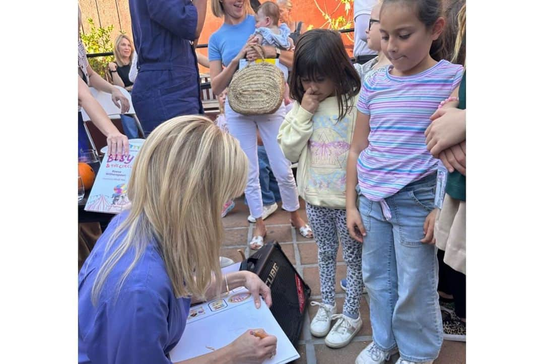 リース・ウィザースプーンさんのインスタグラム写真 - (リース・ウィザースプーンInstagram)「What an Amazing Busy Betty & The Circus Surprise reading with the cutest little readers @dieselbookstore!! It brings me SO much joy to read to  Little Kids ..they ask the funniest questions 🤭  AND I got to share the stage with the incredible @rodaworld and her adorable book, Etta Extraordinaire 💫 💖 Everyone check it out! Betty and Etta had the BEST playdate 😉」11月18日 8時55分 - reesewitherspoon