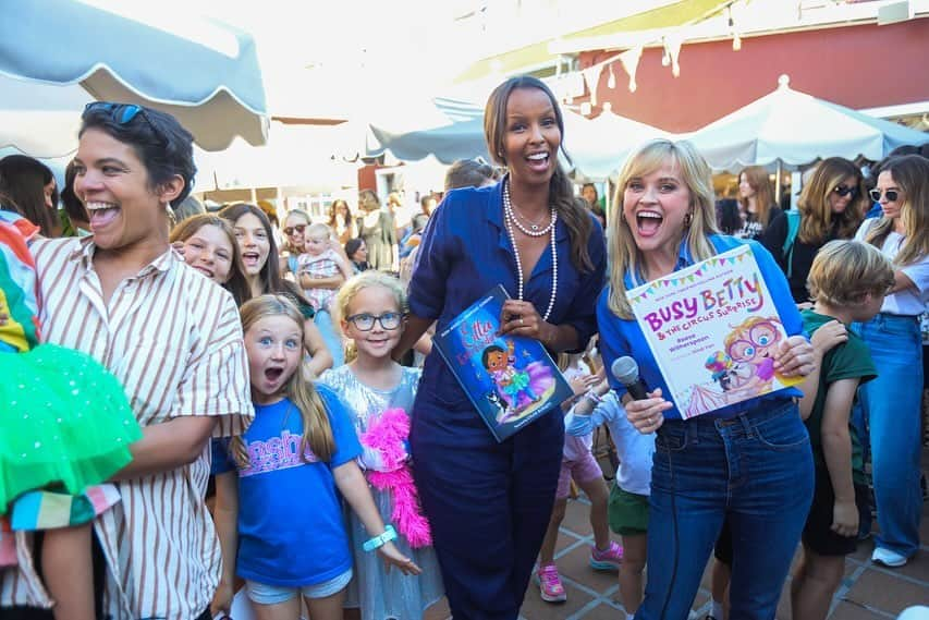 リース・ウィザースプーンさんのインスタグラム写真 - (リース・ウィザースプーンInstagram)「What an Amazing Busy Betty & The Circus Surprise reading with the cutest little readers @dieselbookstore!! It brings me SO much joy to read to  Little Kids ..they ask the funniest questions 🤭  AND I got to share the stage with the incredible @rodaworld and her adorable book, Etta Extraordinaire 💫 💖 Everyone check it out! Betty and Etta had the BEST playdate 😉」11月18日 8時55分 - reesewitherspoon