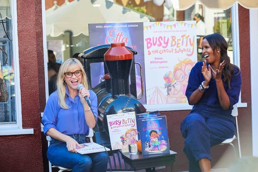 リース・ウィザースプーンさんのインスタグラム写真 - (リース・ウィザースプーンInstagram)「What an Amazing Busy Betty & The Circus Surprise reading with the cutest little readers @dieselbookstore!! It brings me SO much joy to read to  Little Kids ..they ask the funniest questions 🤭  AND I got to share the stage with the incredible @rodaworld and her adorable book, Etta Extraordinaire 💫 💖 Everyone check it out! Betty and Etta had the BEST playdate 😉」11月18日 8時55分 - reesewitherspoon