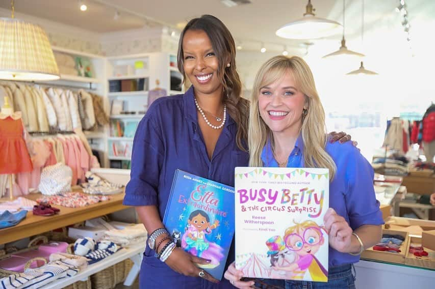 リース・ウィザースプーンさんのインスタグラム写真 - (リース・ウィザースプーンInstagram)「What an Amazing Busy Betty & The Circus Surprise reading with the cutest little readers @dieselbookstore!! It brings me SO much joy to read to  Little Kids ..they ask the funniest questions 🤭  AND I got to share the stage with the incredible @rodaworld and her adorable book, Etta Extraordinaire 💫 💖 Everyone check it out! Betty and Etta had the BEST playdate 😉」11月18日 8時55分 - reesewitherspoon