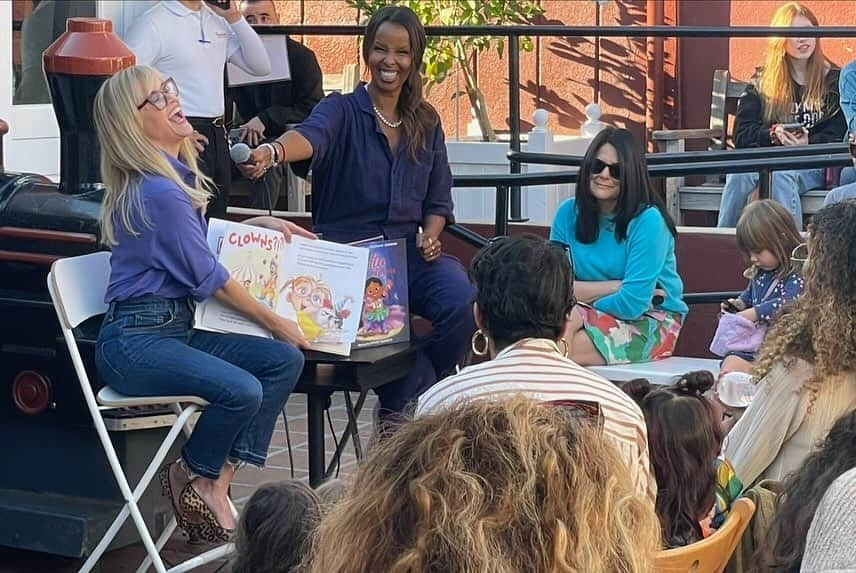 リース・ウィザースプーンさんのインスタグラム写真 - (リース・ウィザースプーンInstagram)「What an Amazing Busy Betty & The Circus Surprise reading with the cutest little readers @dieselbookstore!! It brings me SO much joy to read to  Little Kids ..they ask the funniest questions 🤭  AND I got to share the stage with the incredible @rodaworld and her adorable book, Etta Extraordinaire 💫 💖 Everyone check it out! Betty and Etta had the BEST playdate 😉」11月18日 8時55分 - reesewitherspoon