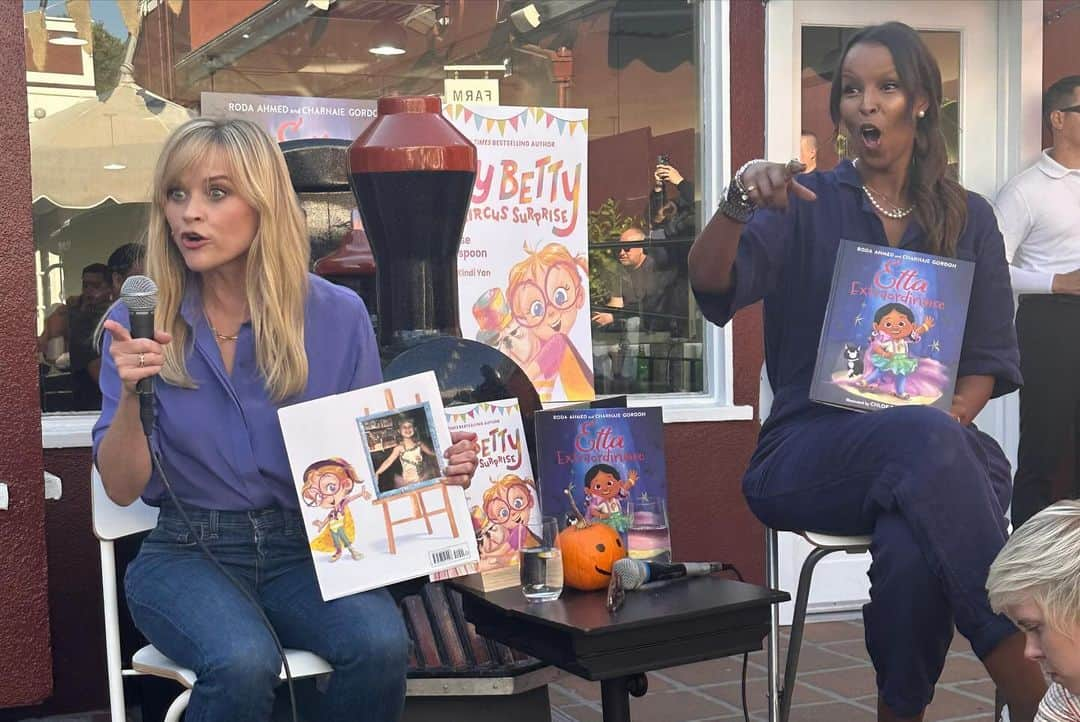 リース・ウィザースプーンさんのインスタグラム写真 - (リース・ウィザースプーンInstagram)「What an Amazing Busy Betty & The Circus Surprise reading with the cutest little readers @dieselbookstore!! It brings me SO much joy to read to  Little Kids ..they ask the funniest questions 🤭  AND I got to share the stage with the incredible @rodaworld and her adorable book, Etta Extraordinaire 💫 💖 Everyone check it out! Betty and Etta had the BEST playdate 😉」11月18日 8時55分 - reesewitherspoon