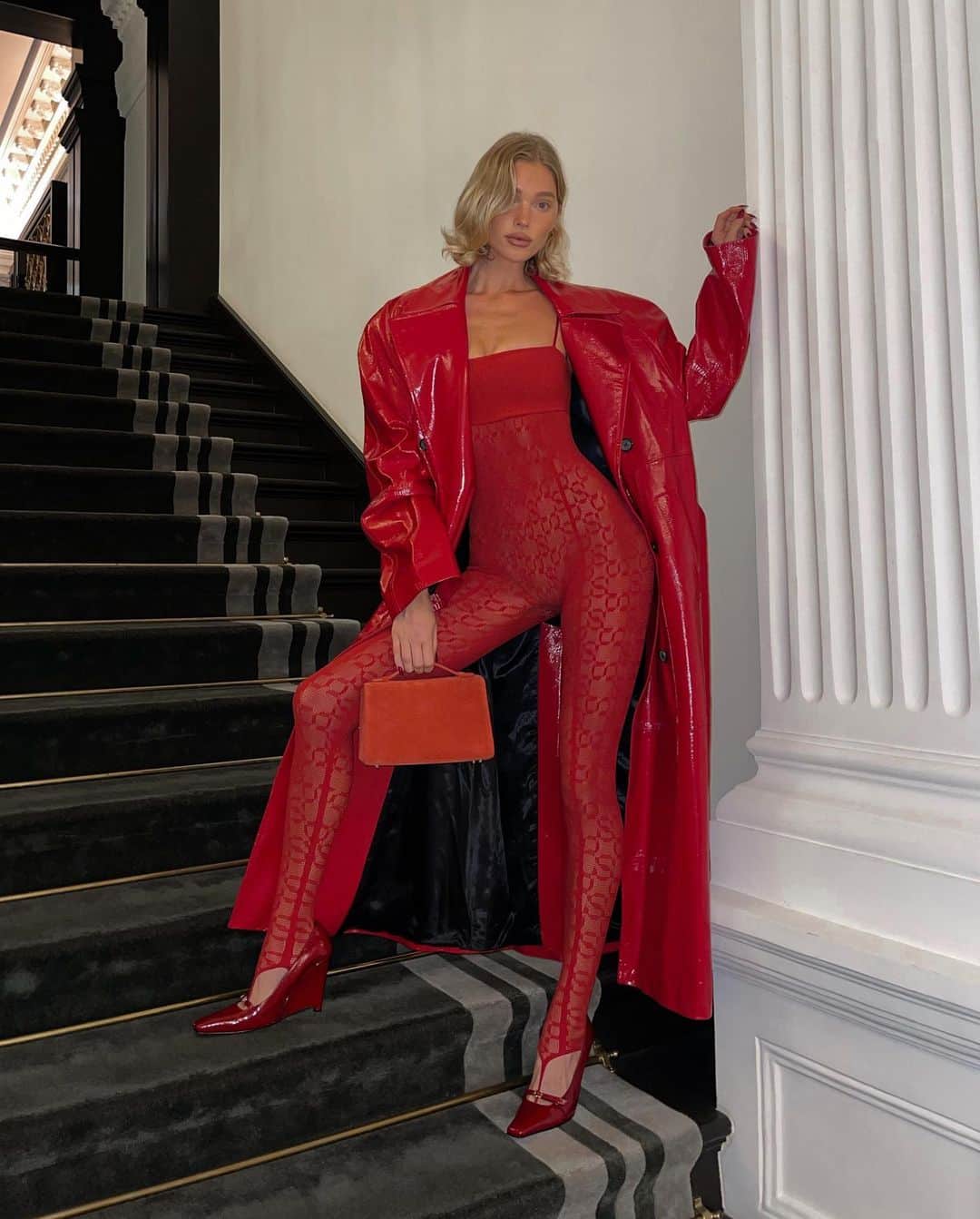 エルザ・ホスクのインスタグラム：「Red is the new black they said 🌹  @revolve」