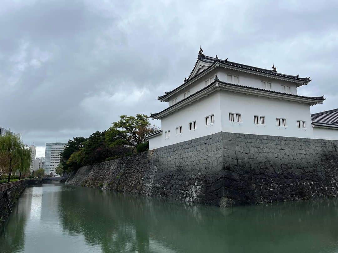 谷口礼子さんのインスタグラム写真 - (谷口礼子Instagram)「昨日駿府城に行ったのですが、みている2時間弱のうちに天気が良くなり、こんなビフォーアフターが撮れました。 行き→帰りの坤櫓 です。 ほぼ別の景色！！笑  #駿府城 #坤櫓」11月18日 9時01分 - manekijako