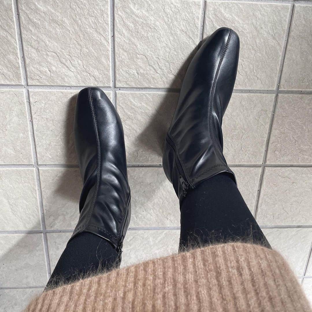 meiさんのインスタグラム写真 - (meiInstagram)「. このストレッチブーツとっても履きやすい！ 厚手のクッションソールが入ってるからガンガン歩いても痛くならない サイドファスナーで脱ぎ履き楽チン 安定感のある5cmヒール ワンピースやマキシスカート、デニムコーデにも合わせやすいよ SS〜3Lとサイズ展開も豊富✨  @vivian_collection_official  ✔︎①スクエアトゥストレッチショートブーツ  . . 📣ブラックフライデーSALEやってるよ！ 期間：11/16(木)12:00～11/22(水)12:00  #PR #locari #プチプラコーデ #ミディアムヘア#高身長女子  #fashion  #ロングヘア#アラフォーコーデ  #きれいめコーデ #ママコーデ #きれいめ #きれいめカジュアル  #ootd #大人コーデ #秋コーデ  #お団子ヘア  #viviancollection #vivianshoes #vivianコーデ」11月18日 9時01分 - mei.5.7.des