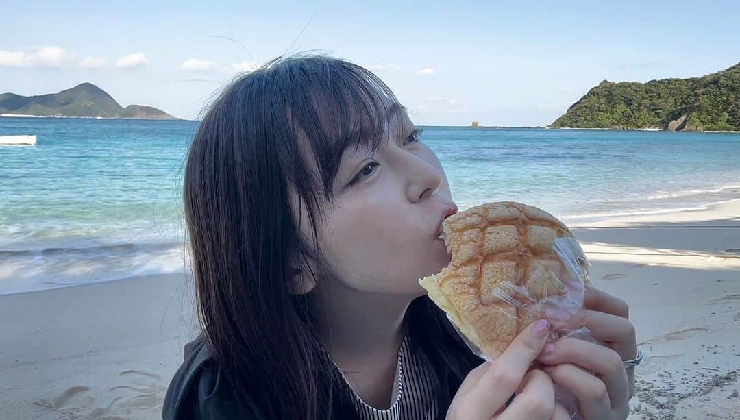 伊藤えみのインスタグラム：「おはよう。グッドなモーニングの写真を載せておくね😋🥐🏝️素敵な週末を！  #海で朝ごはん #ちなみに二食目（早朝にビュッフェ食べた） #写真フォルダの中身公開中 #伊藤えみ #emiito  #japan #follow #followme」