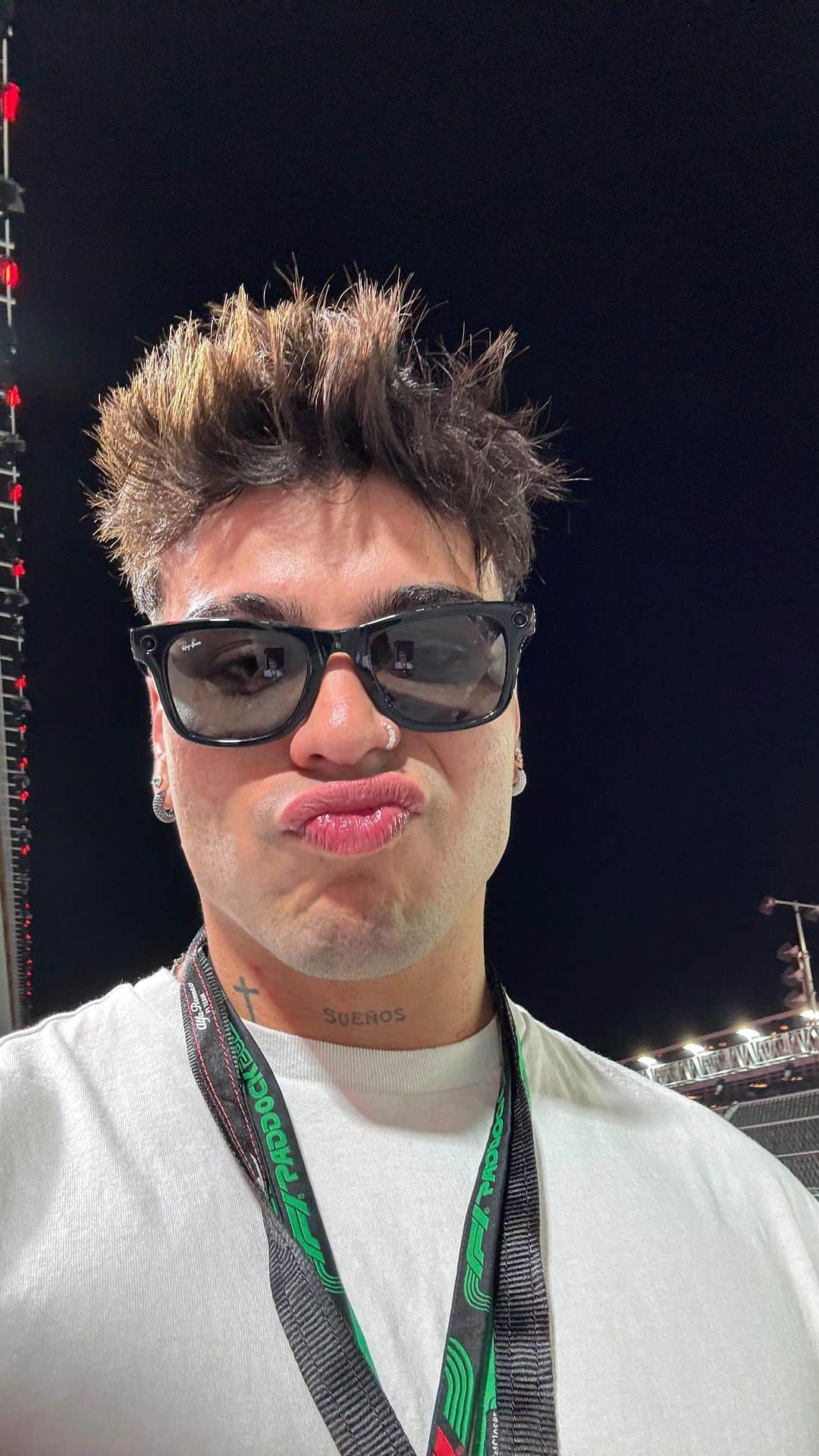 Sebastián Villalobosのインスタグラム：「Volver a las Vegas después de tanto tiempo, con la excusa de estar en F1, está siendo una de las experiencias más épicas en mucho tiempo. He sido fan de la F1 hace realmente muy poco tiempo, pero el respeto y admiración hacia todas las personas que hacen parte de este deporte tan exacto, tan preciso y tan riesgoso, es inevitable. Gracias a @espndeportes por invitarme a vivir esta experiencia y por siempre transmitir por sus pantallas todo la emoción de la Fórmula 1 🏁♥️ YA QUIERO QUE SEA LA CARERAAAAA!!!  #ESPNDeportespartner #F1 #LasVegasGP」