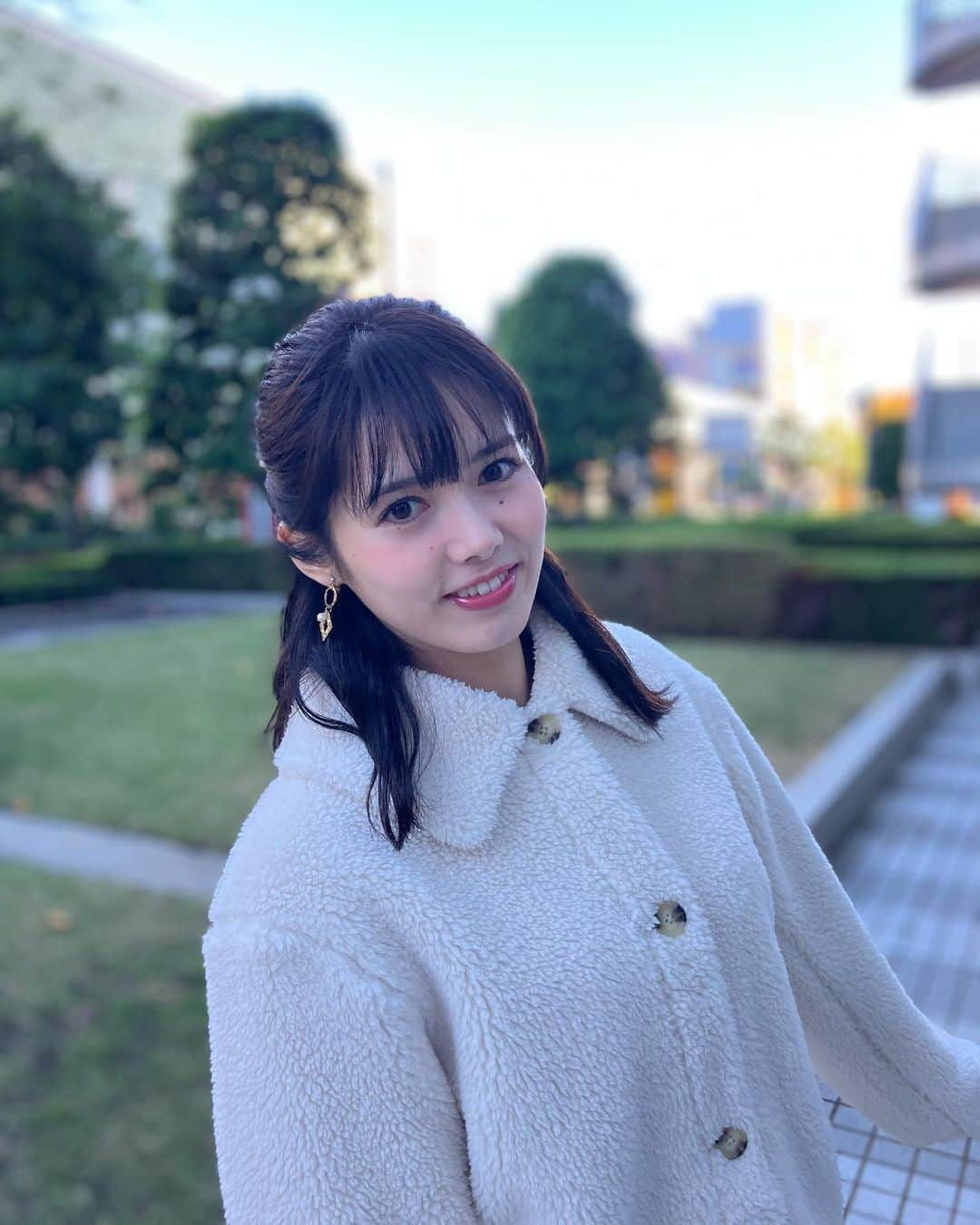 谷尻萌さんのインスタグラム写真 - (谷尻萌Instagram)「おはようさん☺️ 体調はどうですか？💕  今朝のお台場も寒いわ〜🥶 今日も全国的に暴風が吹き荒れ 西日本の山間部などでは雪の降る可能性があるで☃️ 関東では東京など各地に 強風注意報が出ているよ！ 気をつけて過ごしてな^ ^  めざど食堂のヒント出しでは 西山さん生田さんかやこさんの 似顔絵を描いたよ〜✏️🎨♥️ 似てます〜？😋  ほな楽しい土曜日になりますように🍀  この後13:00からのABCラジオ📻 土曜日やんなぁ？も是非聴いてな〜✨  #めざましどようび #お天気キャスター #めざど食堂 #ヒント出し #朝顔 #画伯萌　😋 #もこもこコーデ #白いコーデ」11月18日 9時20分 - tanijiri_moe