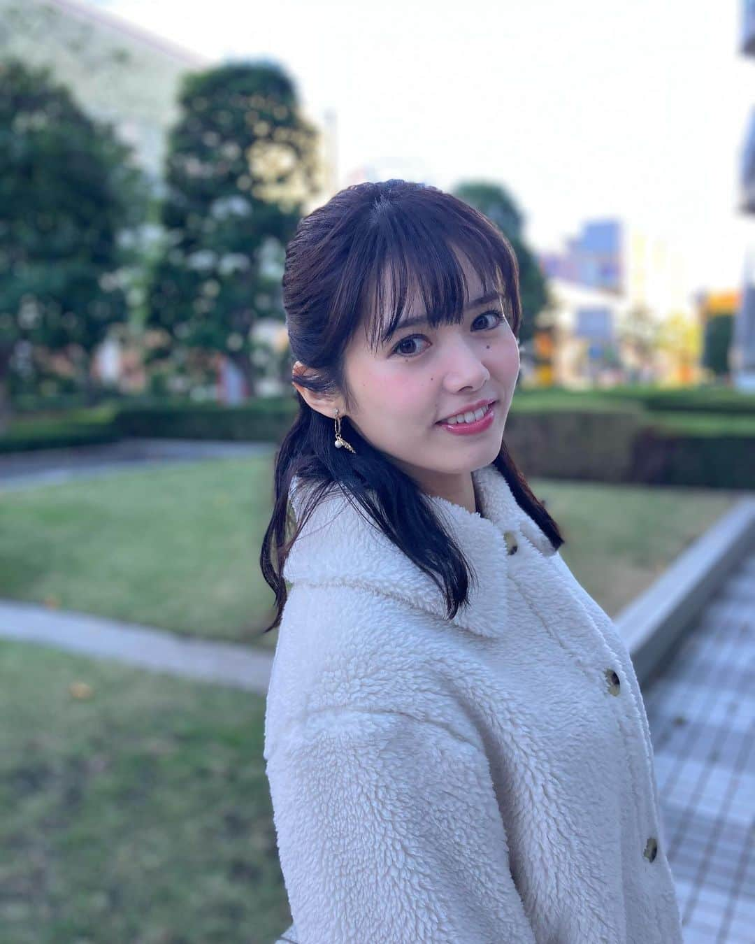 谷尻萌さんのインスタグラム写真 - (谷尻萌Instagram)「おはようさん☺️ 体調はどうですか？💕  今朝のお台場も寒いわ〜🥶 今日も全国的に暴風が吹き荒れ 西日本の山間部などでは雪の降る可能性があるで☃️ 関東では東京など各地に 強風注意報が出ているよ！ 気をつけて過ごしてな^ ^  めざど食堂のヒント出しでは 西山さん生田さんかやこさんの 似顔絵を描いたよ〜✏️🎨♥️ 似てます〜？😋  ほな楽しい土曜日になりますように🍀  この後13:00からのABCラジオ📻 土曜日やんなぁ？も是非聴いてな〜✨  #めざましどようび #お天気キャスター #めざど食堂 #ヒント出し #朝顔 #画伯萌　😋 #もこもこコーデ #白いコーデ」11月18日 9時20分 - tanijiri_moe