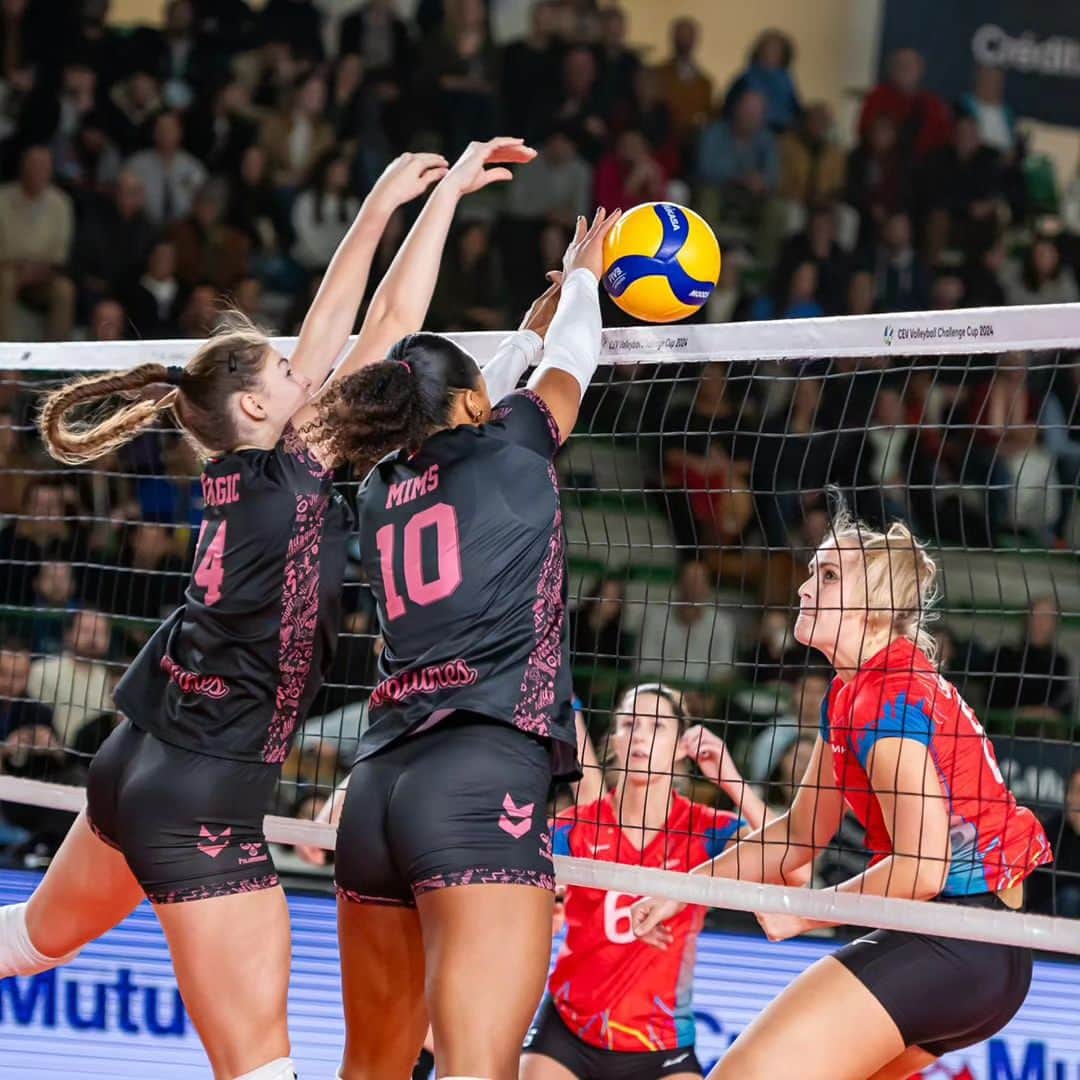 USA Volleyballさんのインスタグラム写真 - (USA VolleyballInstagram)「It's that time again! Find out what's happening with U.S. women competing for club teams around the world.  Get the story at 🔗 in our bio」11月18日 9時18分 - usavolleyball