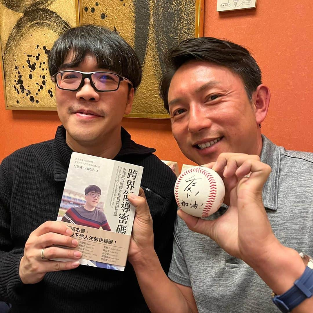 川﨑宗則さんのインスタグラム写真 - (川﨑宗則Instagram)「台湾🇹🇼プロ野球の味全ドラゴンズの元GMのデービッドが来日して、四年振りに会いました🤗🤗👍👍今は楽天モンキーズ⚾️のアドバイザーしたり、投資活動に精を出してます！本も📕だしました！プレゼント🎁でもらいました！久しぶりにたくさんお話しできて！また台湾🇹🇼のお仕事に繋がりそう😏😏デービッド来て🇯🇵くれてありがとう☺️次は台湾🇹🇼で🤝チェチェチェチェスト！」11月18日 9時24分 - mune.kawasaki.official