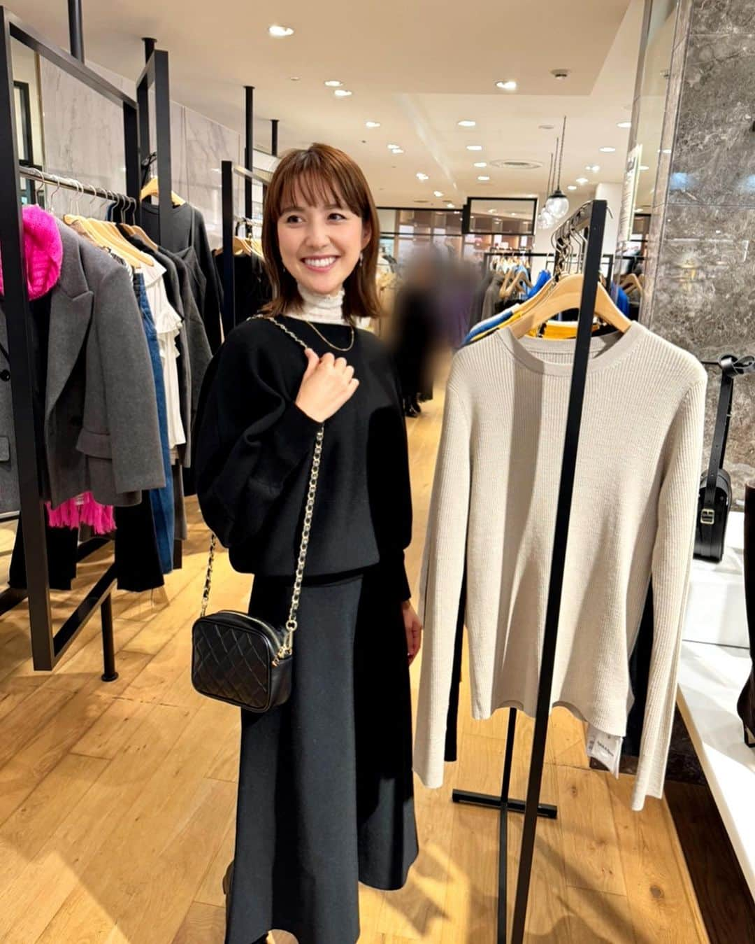 佐藤由季さんのインスタグラム写真 - (佐藤由季Instagram)「#ハンター佐藤 🕵️‍♀️ ▶️ @kashiwa_stemo  #SpickandSpan  #スピックアンドスパン  @spickandspan_jp   欲しいお洋服が次から次へと出てきて 困っちゃう🥴 Spick&Spanさんも日頃から愛用しています が、一見、シンプルそうに見えて、 ディテールが可愛いアイテムが沢山💓 着用させていただいたコーディネートは もちろん！！ 周りに並んでいるお洋服や靴、小物、 マネキンのコーディネートまで可愛くて るんるんしちゃいました🎶 ただ、、、 冬物は値が張るので吟味して買わなきゃ🤔  #ステモオススメハンティング  #オフショット  #動画配信  #リール  #シンプル だけど #デザイン性 あり✨ #冬コーデ  #着回しコーデ  #ファッション大好き  #bayfm #レポーター  #フリーアナウンサー  #佐藤由季  #千葉県 #柏市出身  #買いたいものが多すぎる 🥴 #最後は買っちゃえーの顔 🤣📸」11月18日 9時30分 - yukisato0710